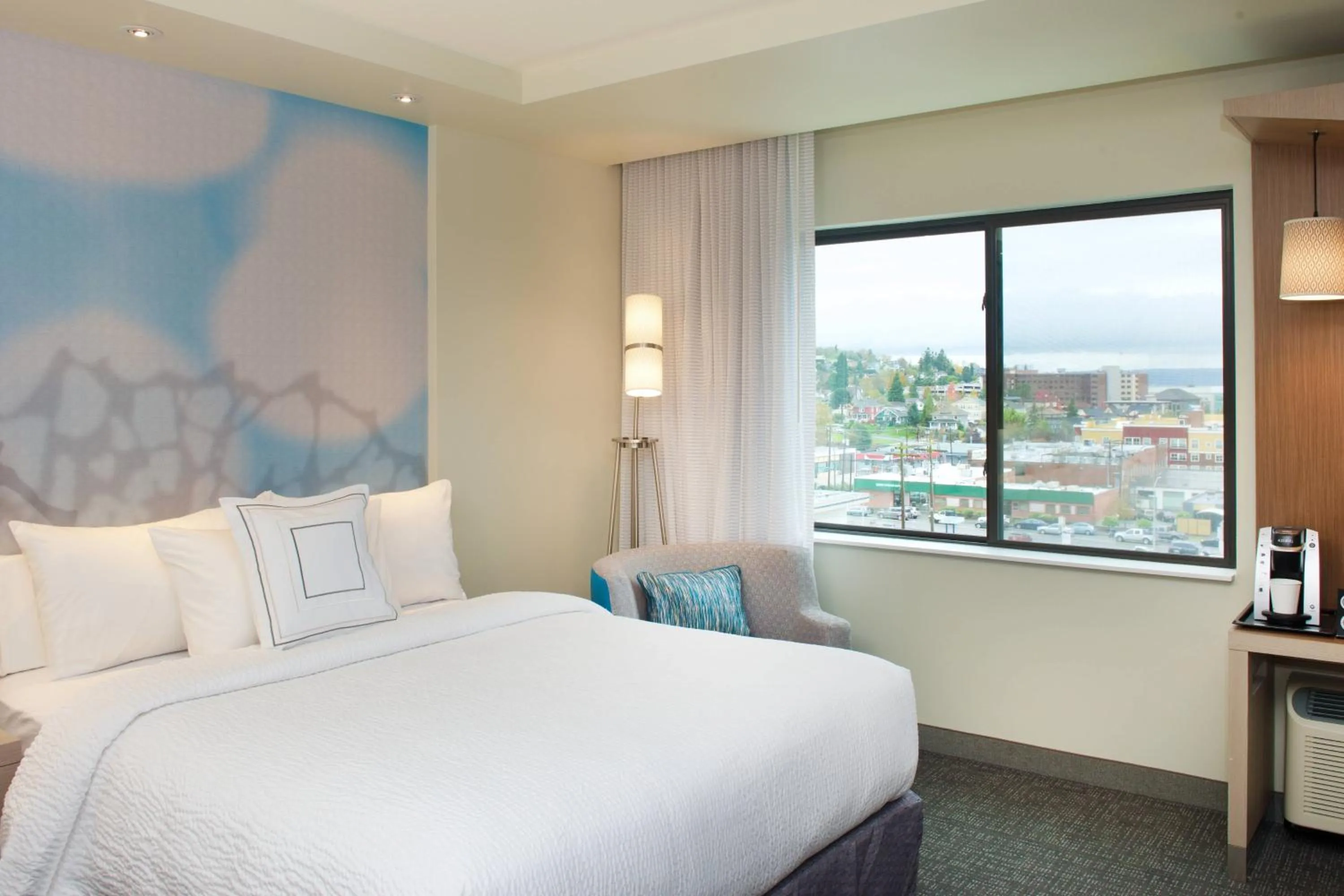 Photo of the whole room, Bed in Courtyard by Marriott Seattle Everett Downtown