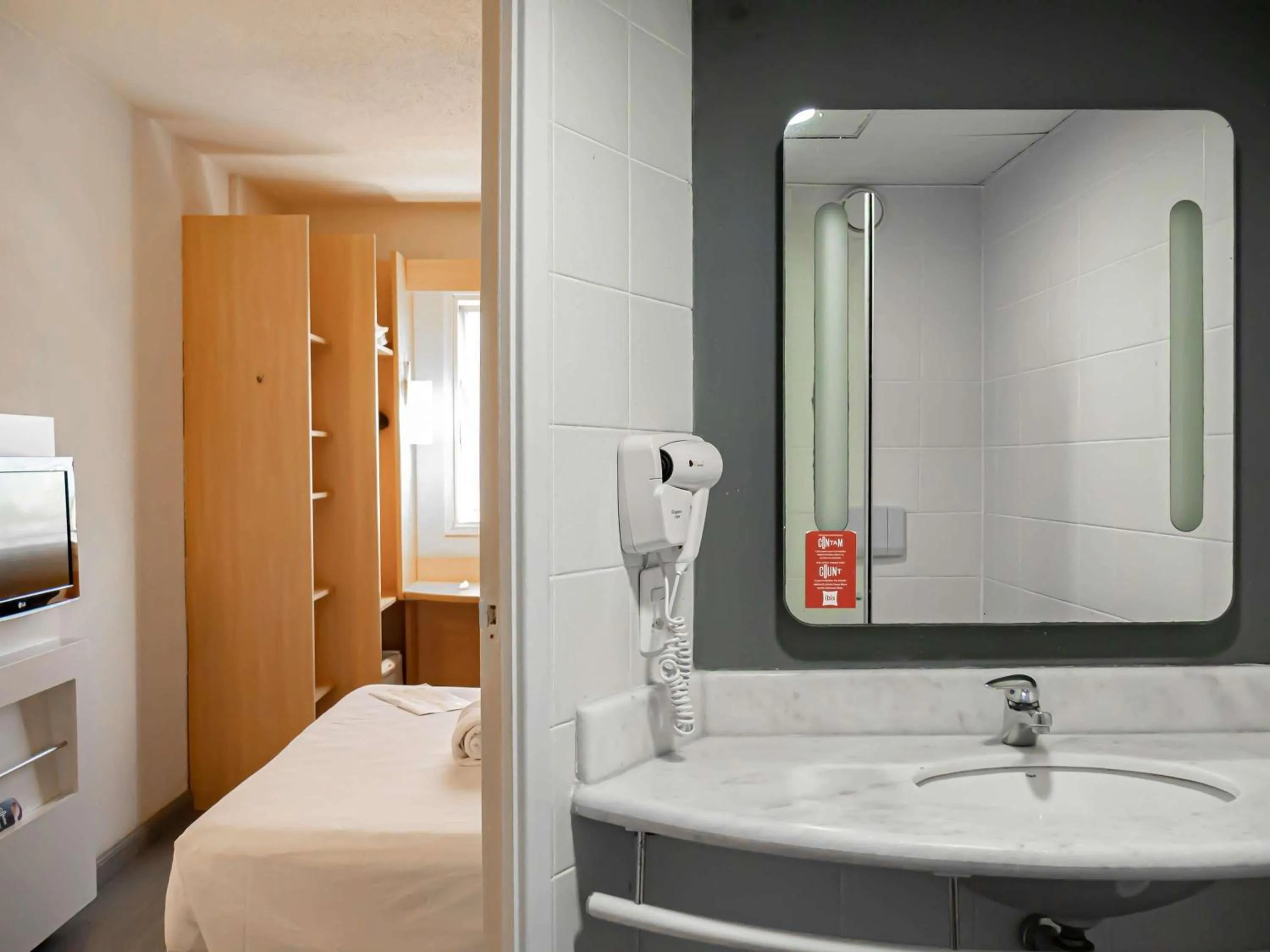 Bedroom in ibis Macae