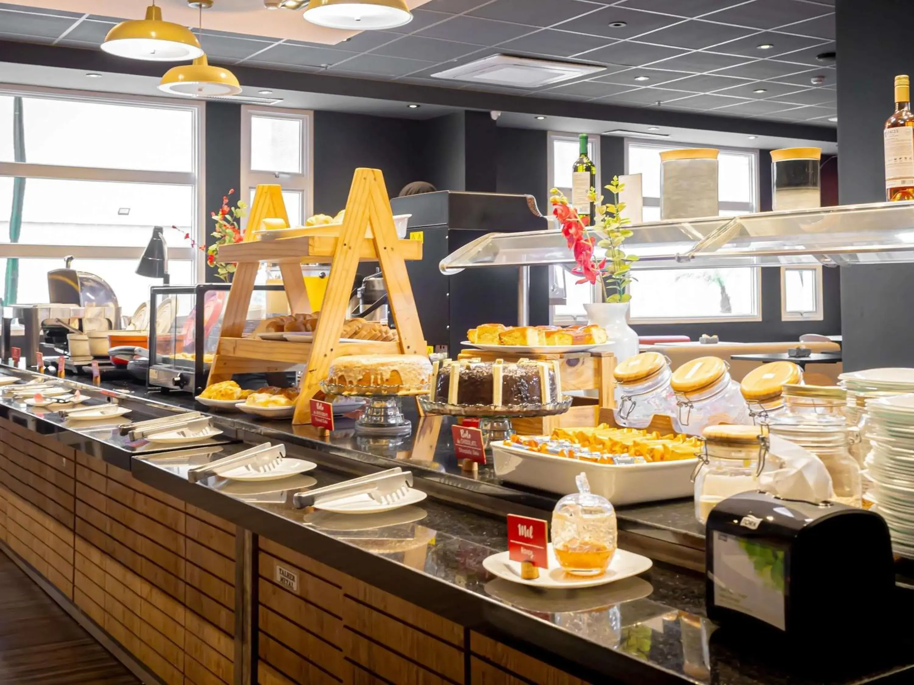 Restaurant/places to eat in ibis Macae Restaurant/places to eat in ibis Macae