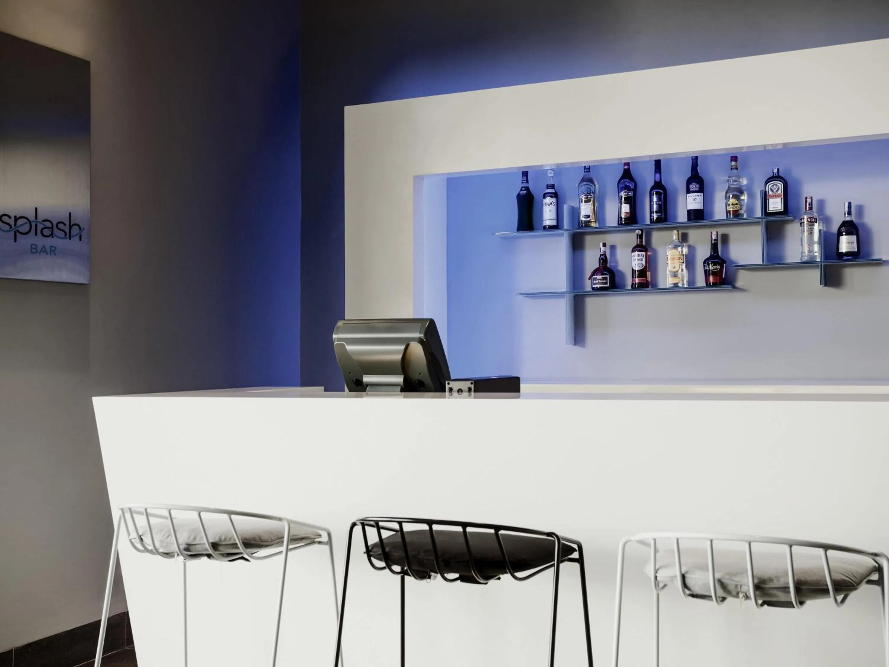 Lounge or bar in Pullman Miri Waterfront