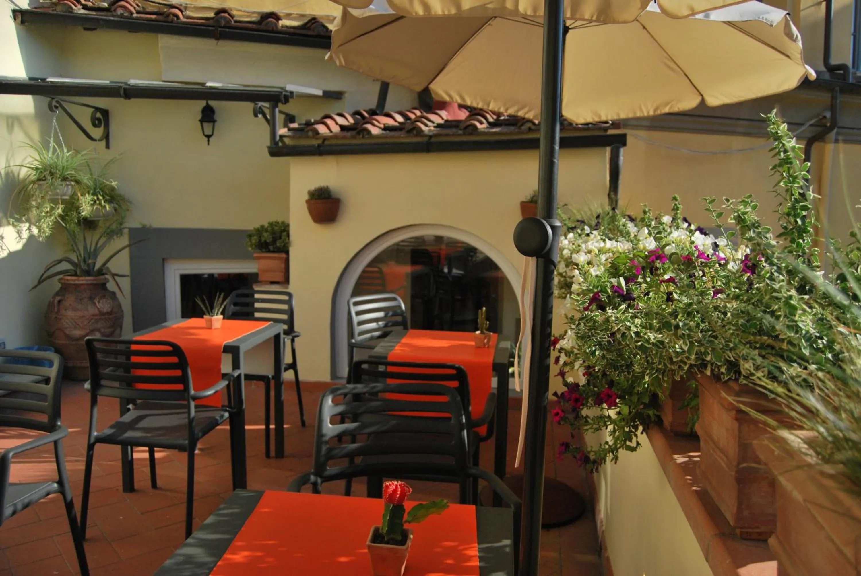 Communal lounge/ TV room in B&B Isola d'Arno