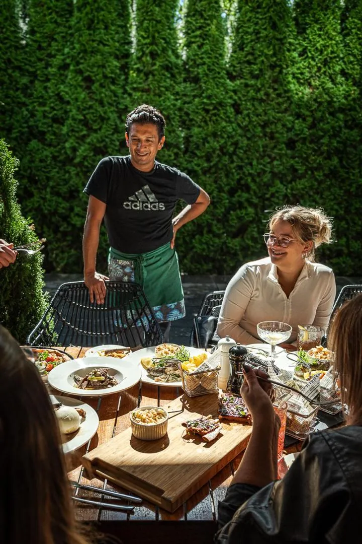 Restaurant/places to eat in Hotel Falcon