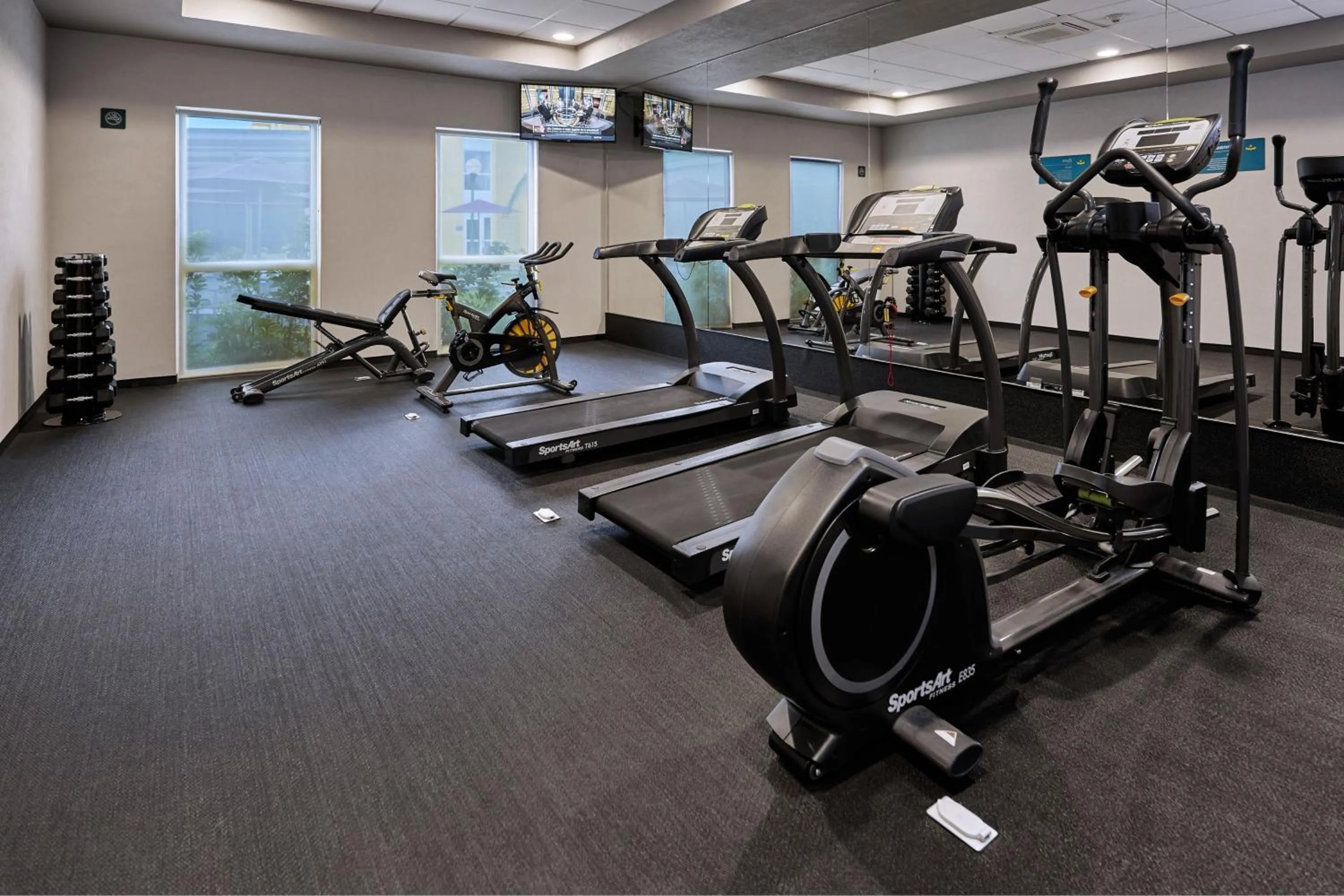 Fitness centre/facilities in City Express Suites by Marriott Playa del Carmen