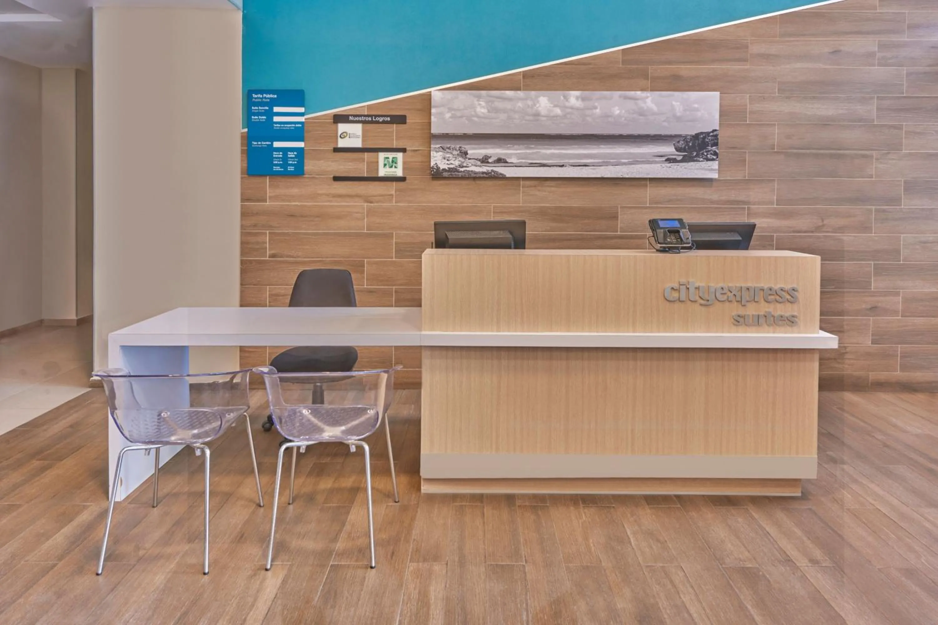 Lobby or reception in City Express Suites by Marriott Playa del Carmen