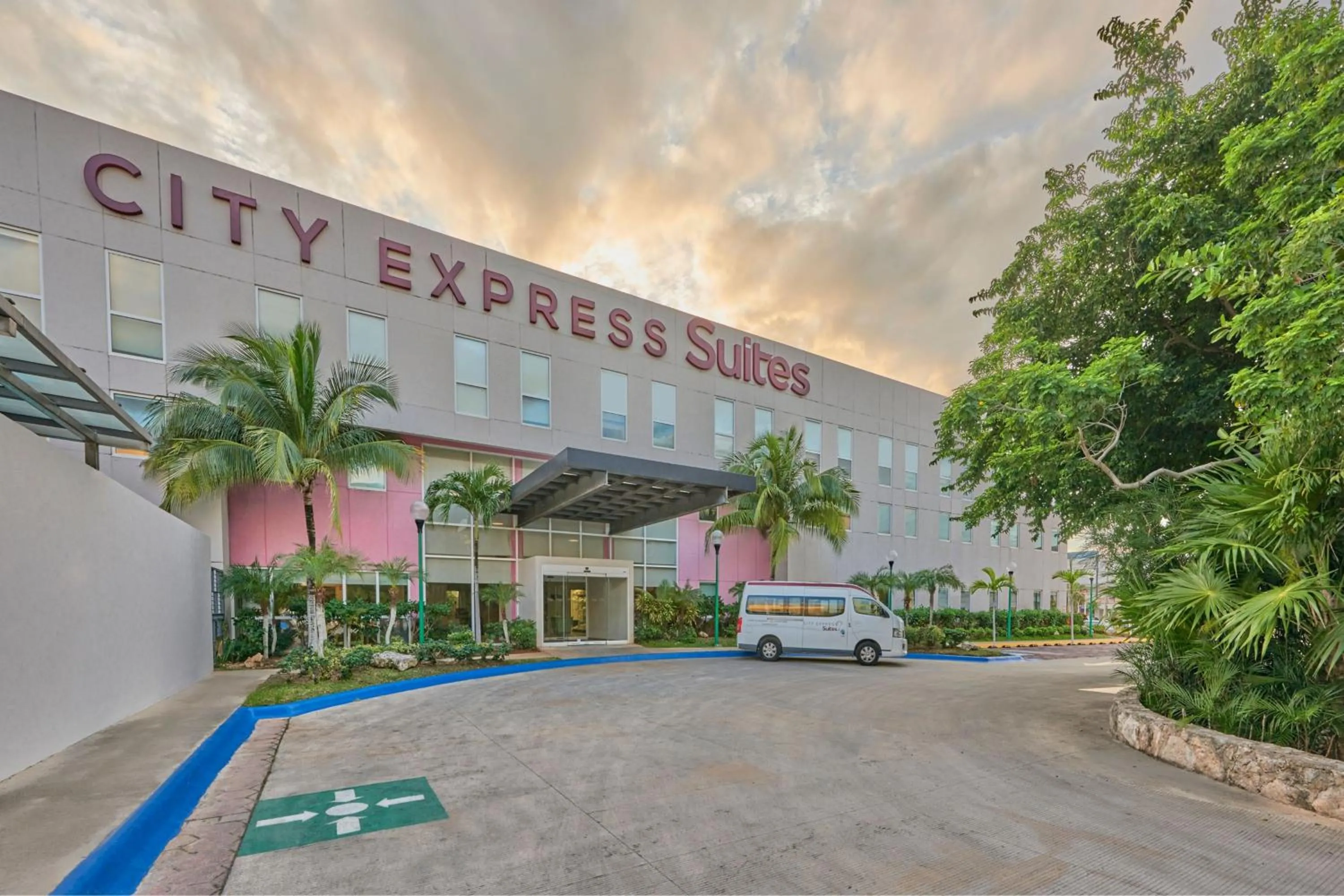 Property building in City Express Suites by Marriott Playa del Carmen