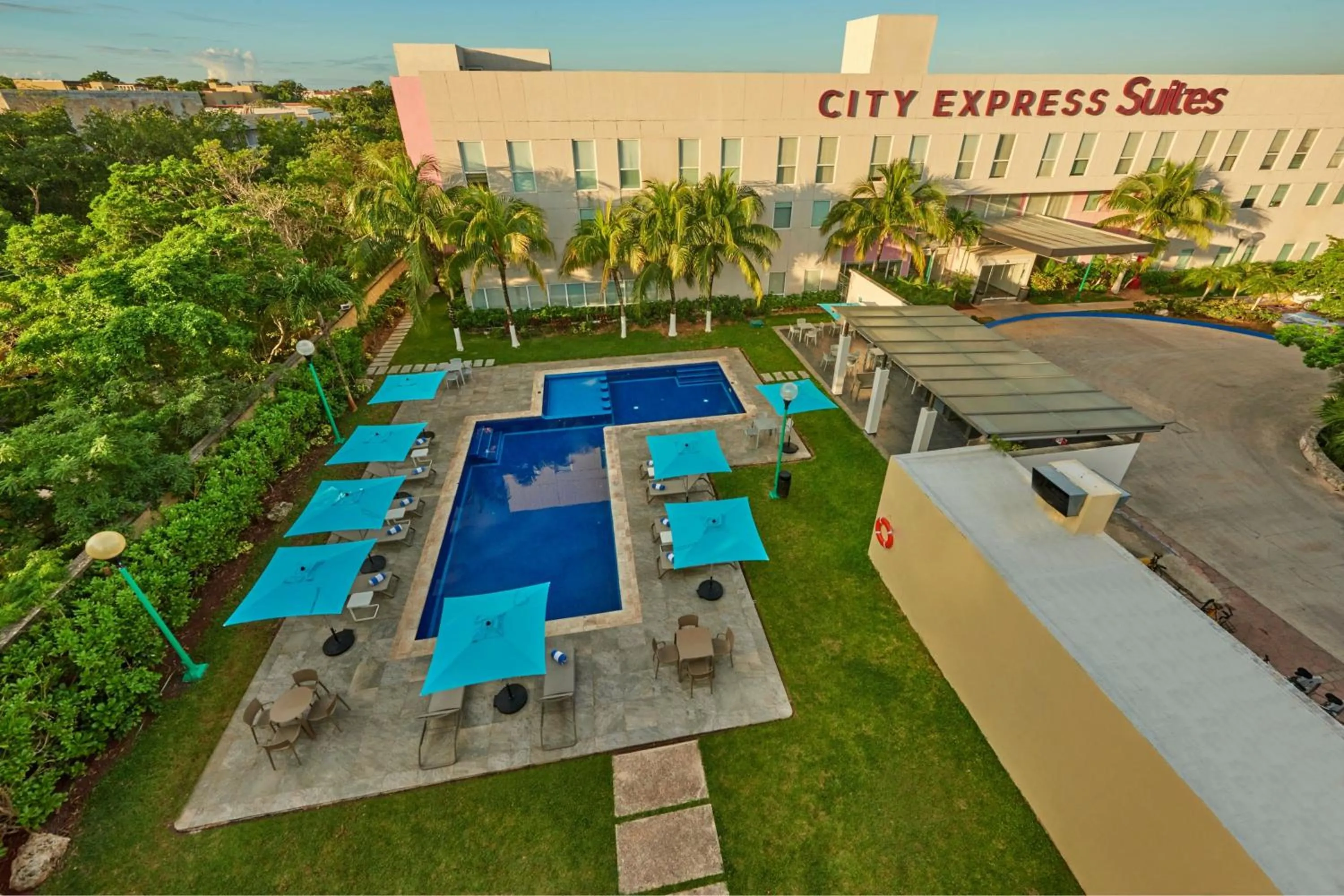 Swimming pool in City Express Suites by Marriott Playa del Carmen