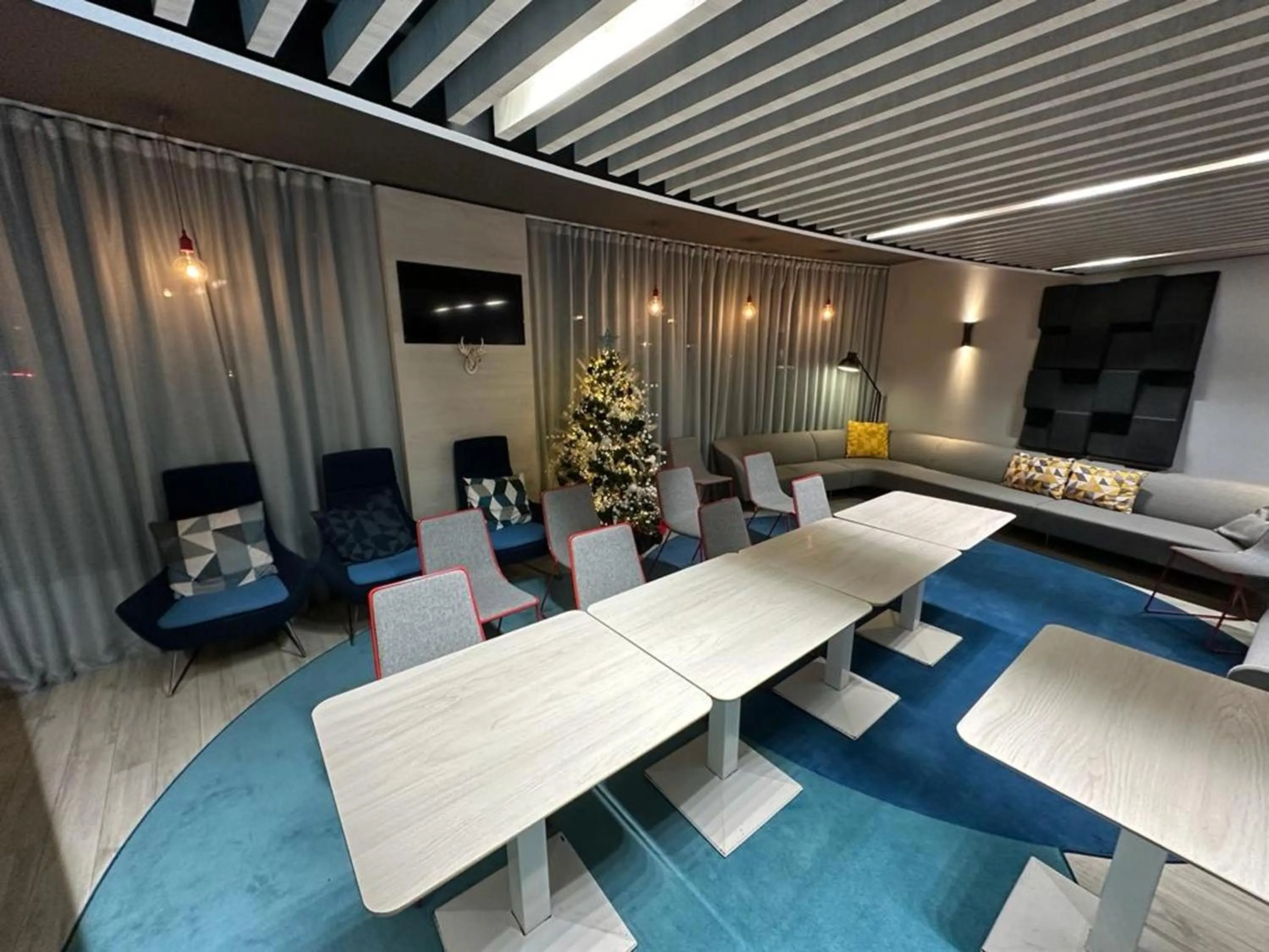 Meeting/conference room in Holiday Inn Express Paris - Velizy by IHG