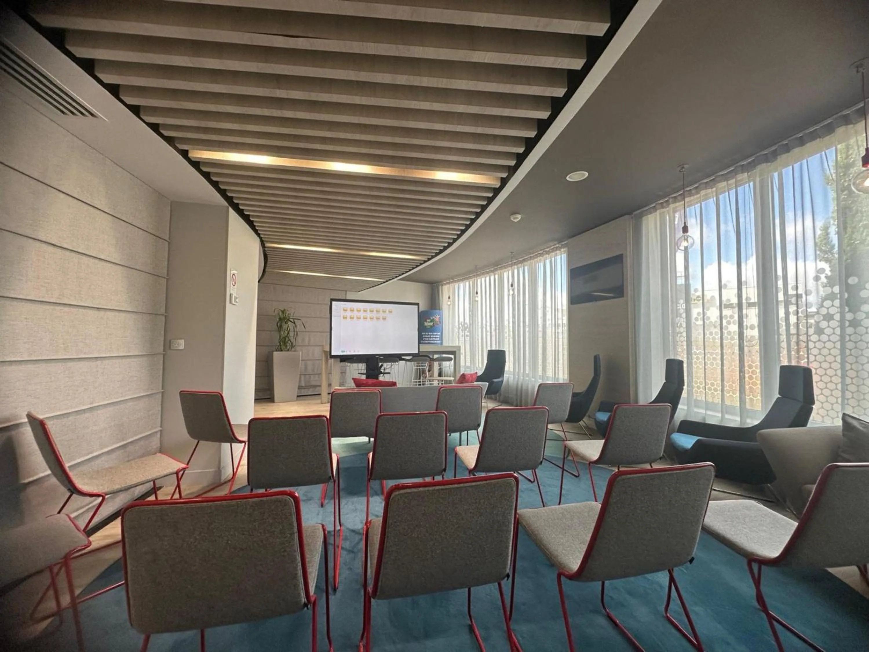 TV and multimedia in Holiday Inn Express Paris - Velizy by IHG