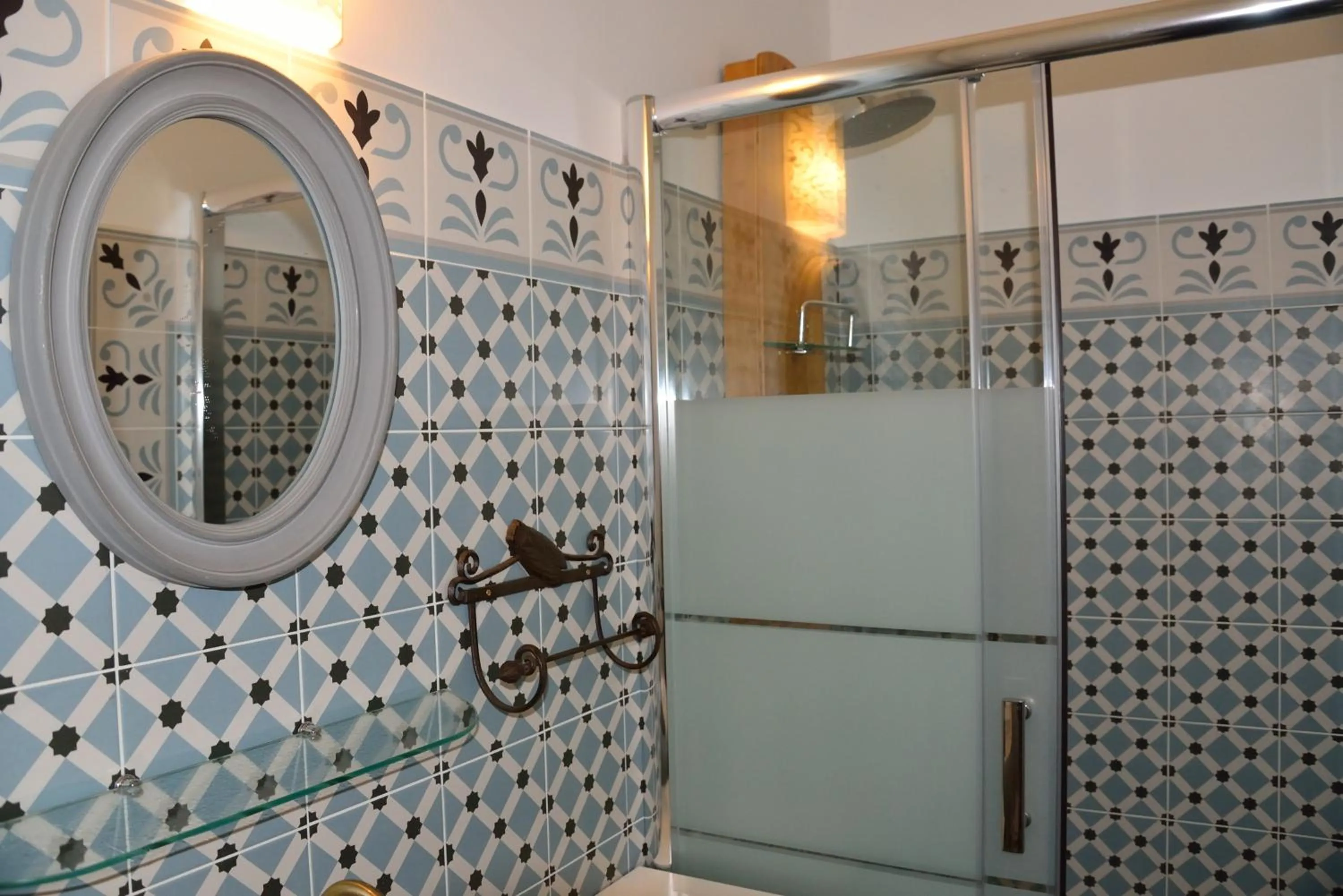 Shower in Chambres d'hôtes au Mas du Sire