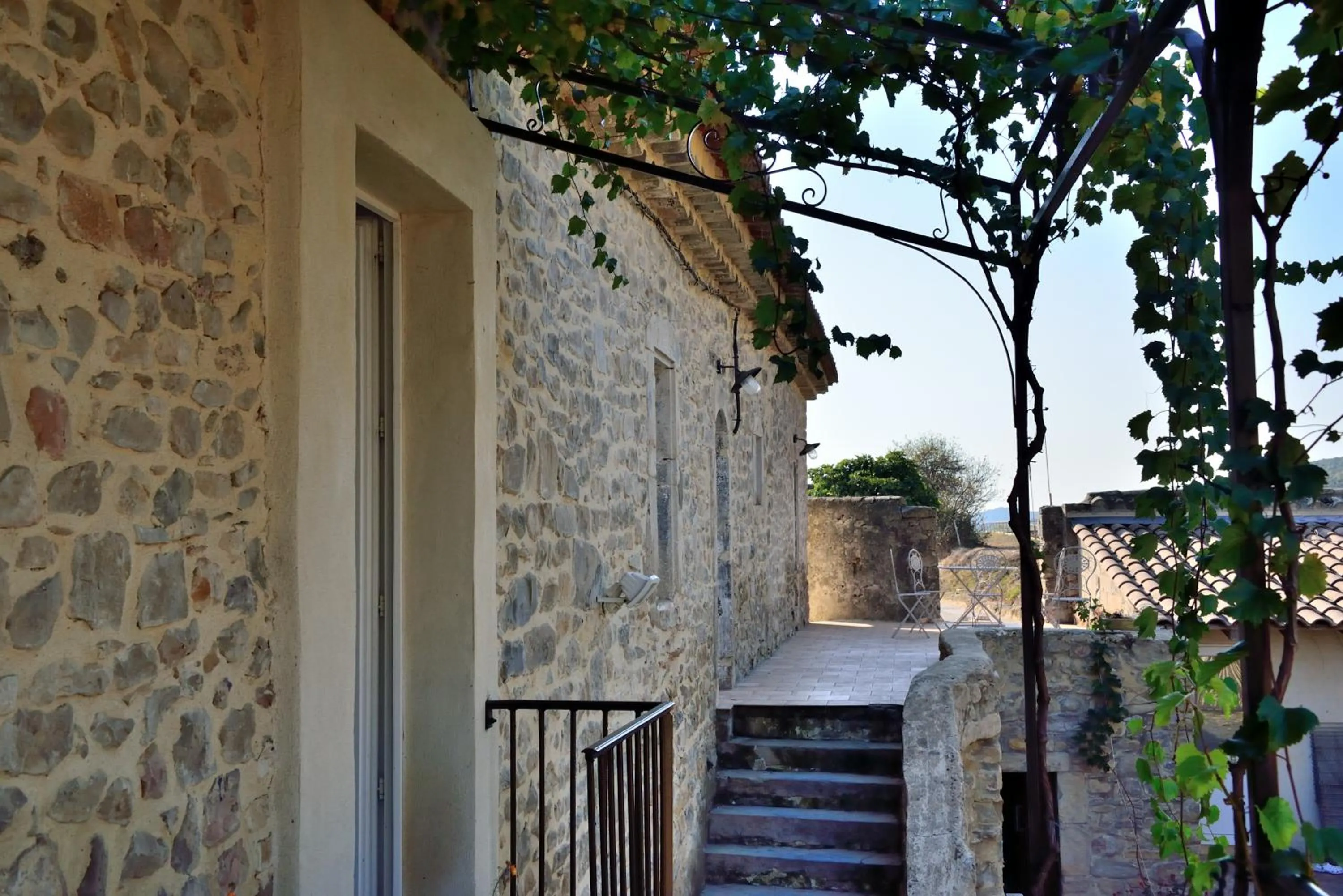 Garden view in Chambres d'hôtes au Mas du Sire