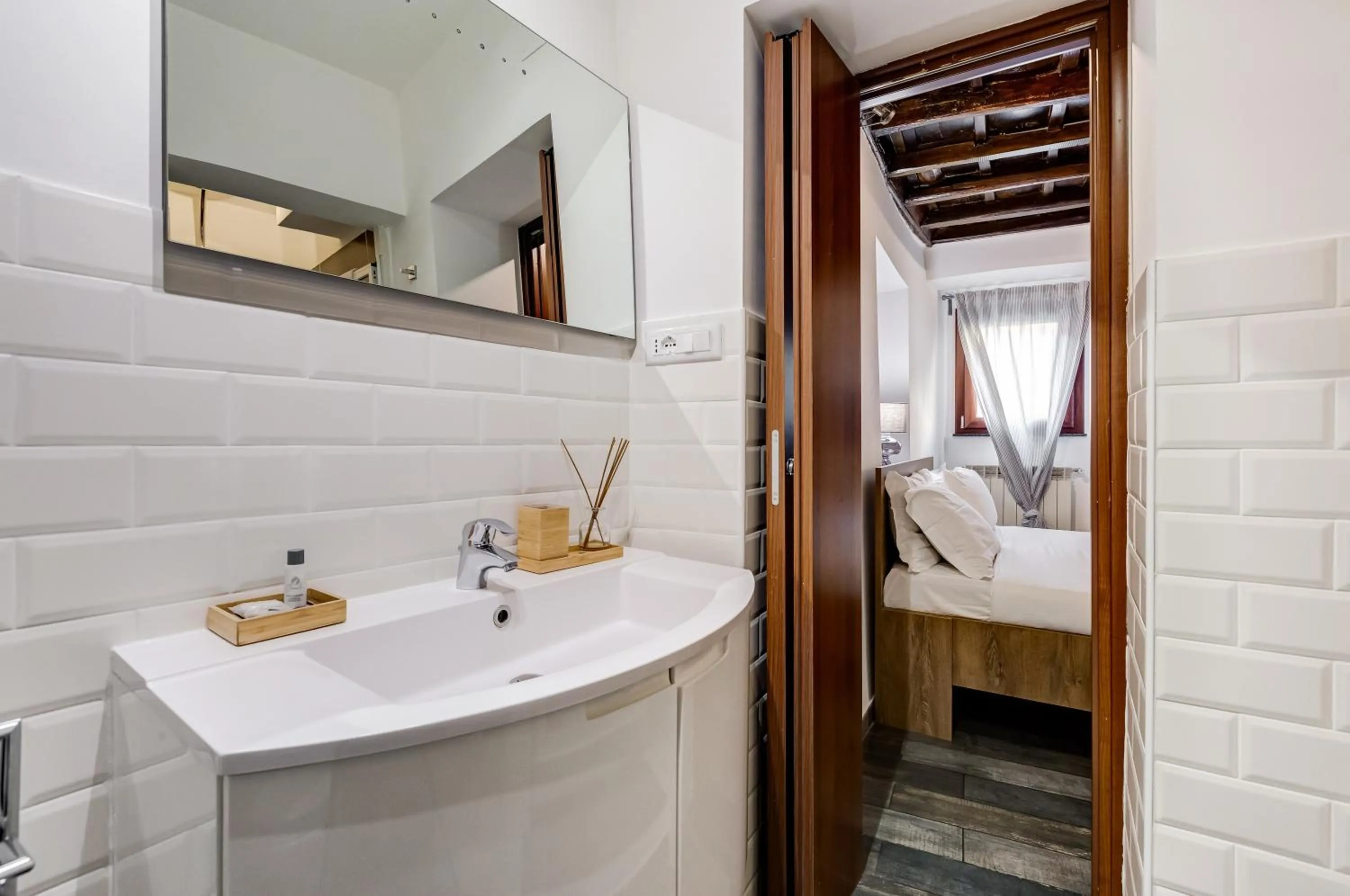 Bathroom, Bed in Chiavari Apartment