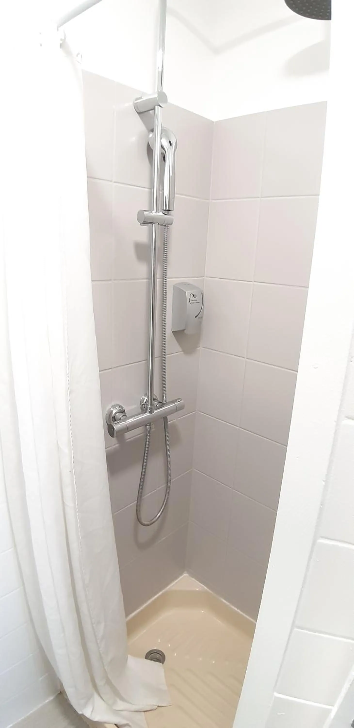 Shower in Hôtel La Croisette & Restaurant Bistrot Gantier en centre ville