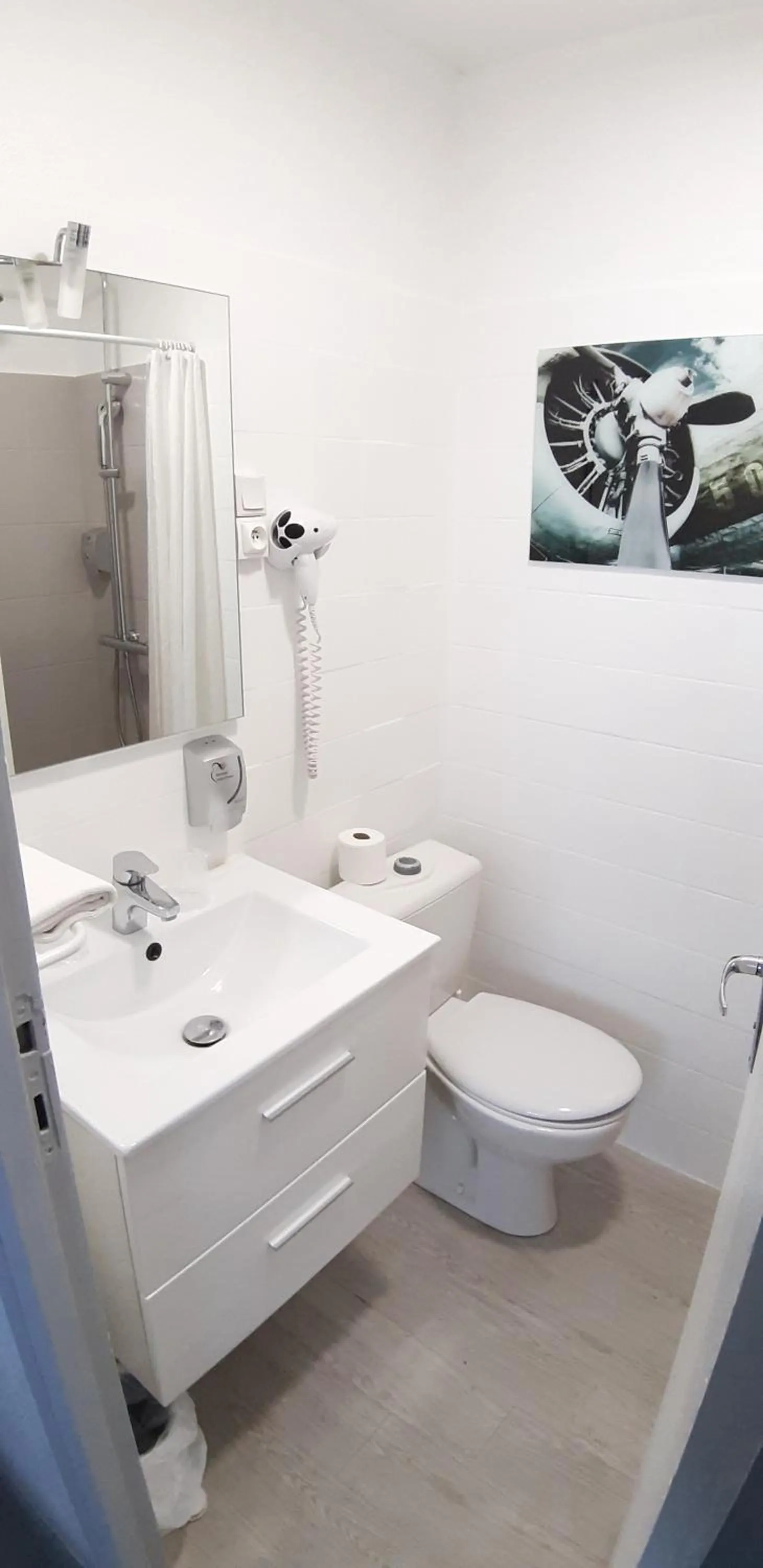 Shower in Hôtel La Croisette & Restaurant Bistrot Gantier en centre ville