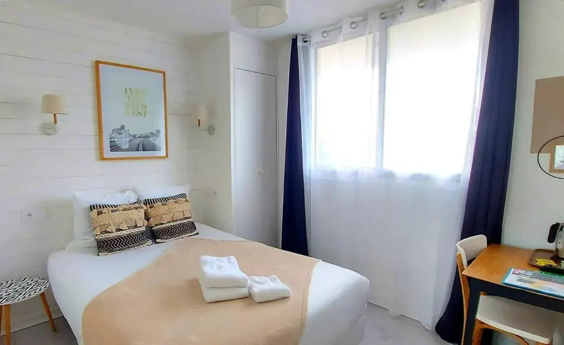 Standard Double Room in Hôtel La Croisette & Restaurant Bistrot Gantier en centre ville Standard Double Room in Hôtel La Croisette & Restaurant Bistrot Gantier en centre ville