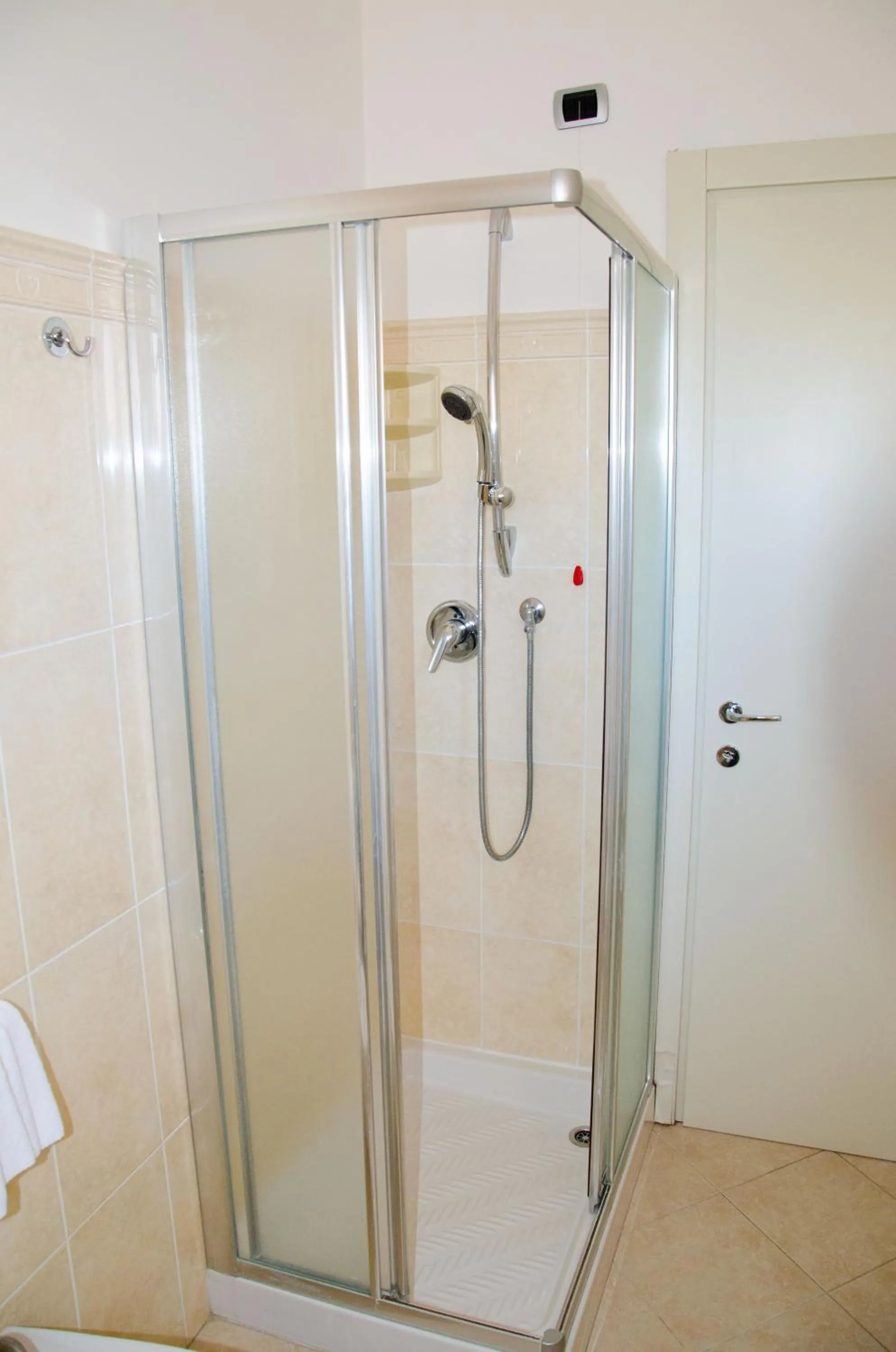 Shower in Almaluna Hotel & Resort