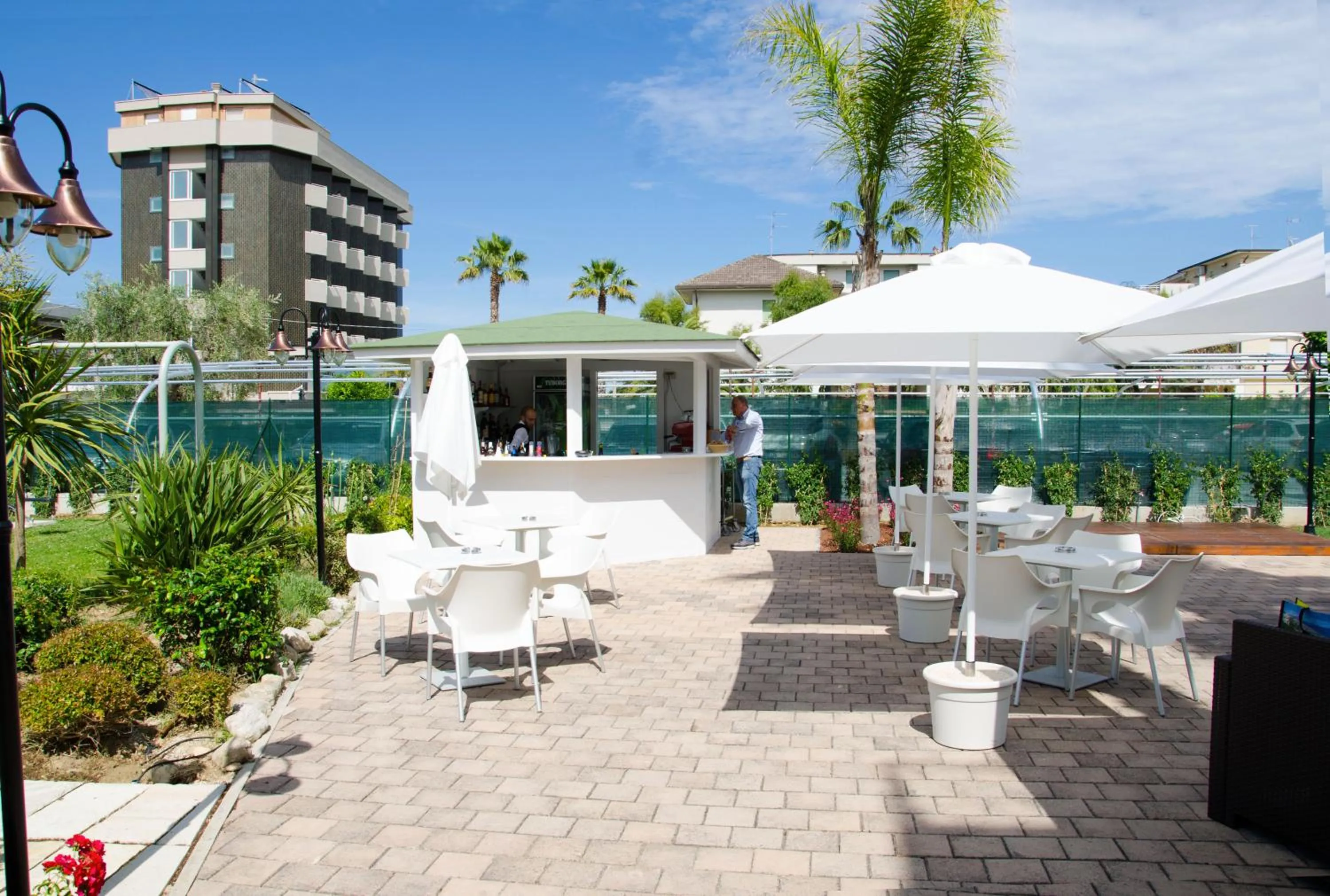 Restaurant/places to eat in Almaluna Hotel & Resort