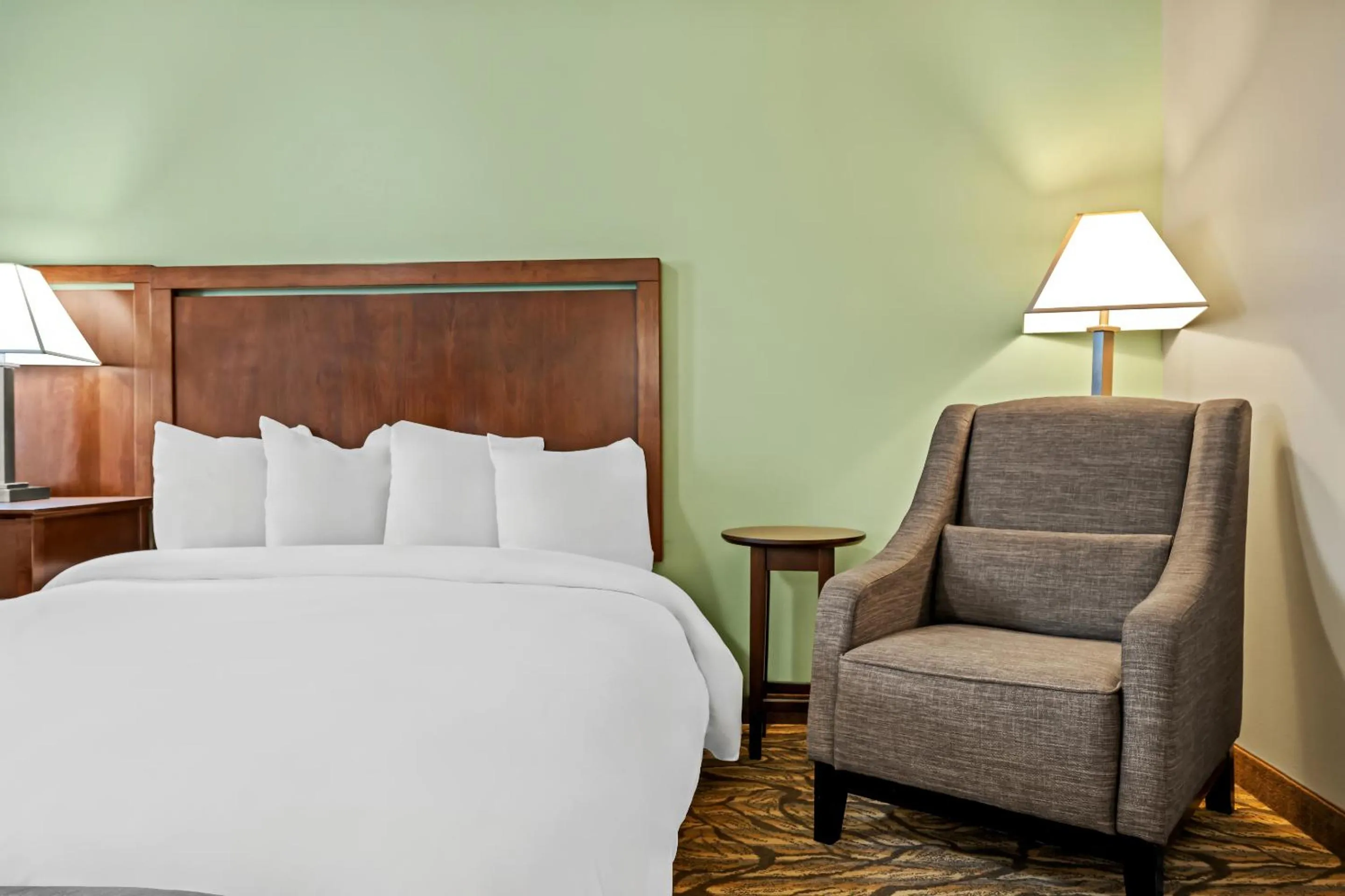 Bed in Ledgestone Suites Hotel Elko