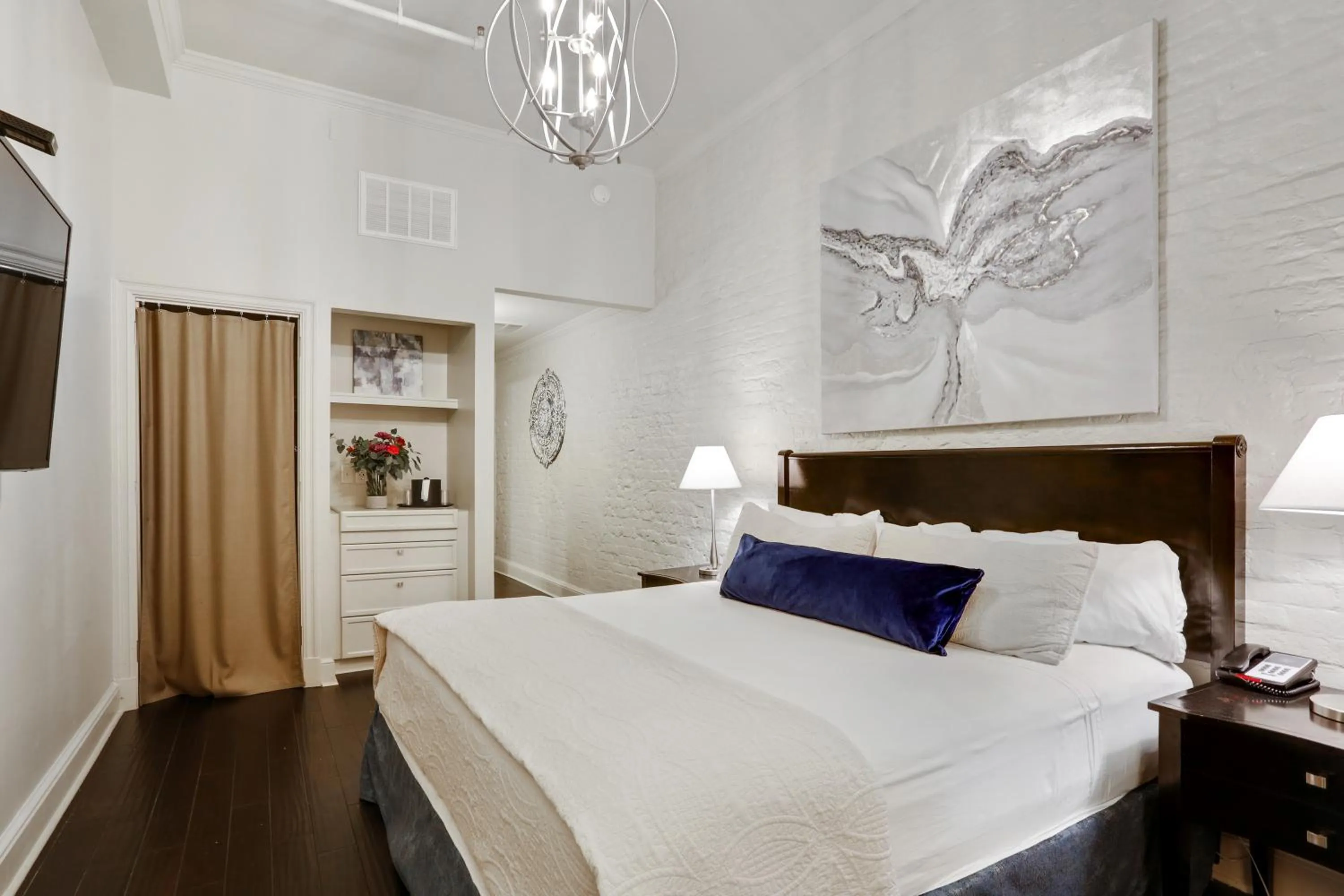 Bedroom, Bed in La Galerie French Quarter Hotel