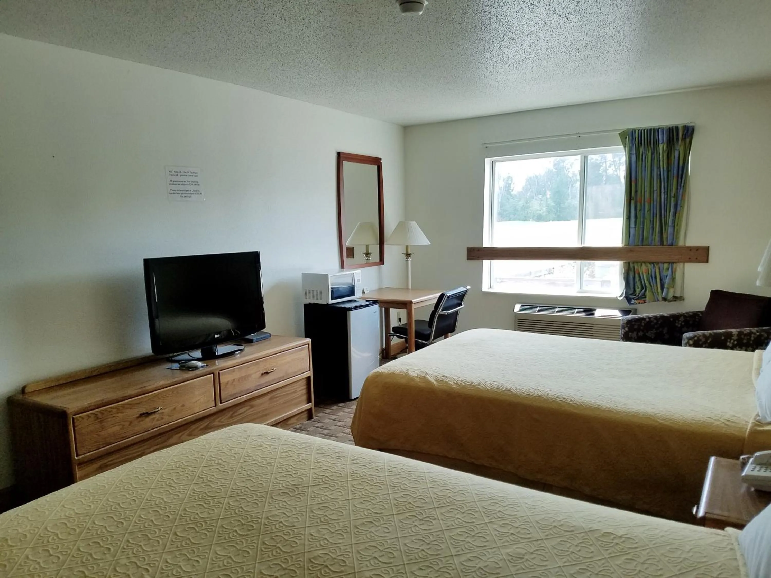 Living room, Bed in Inn of the Pines