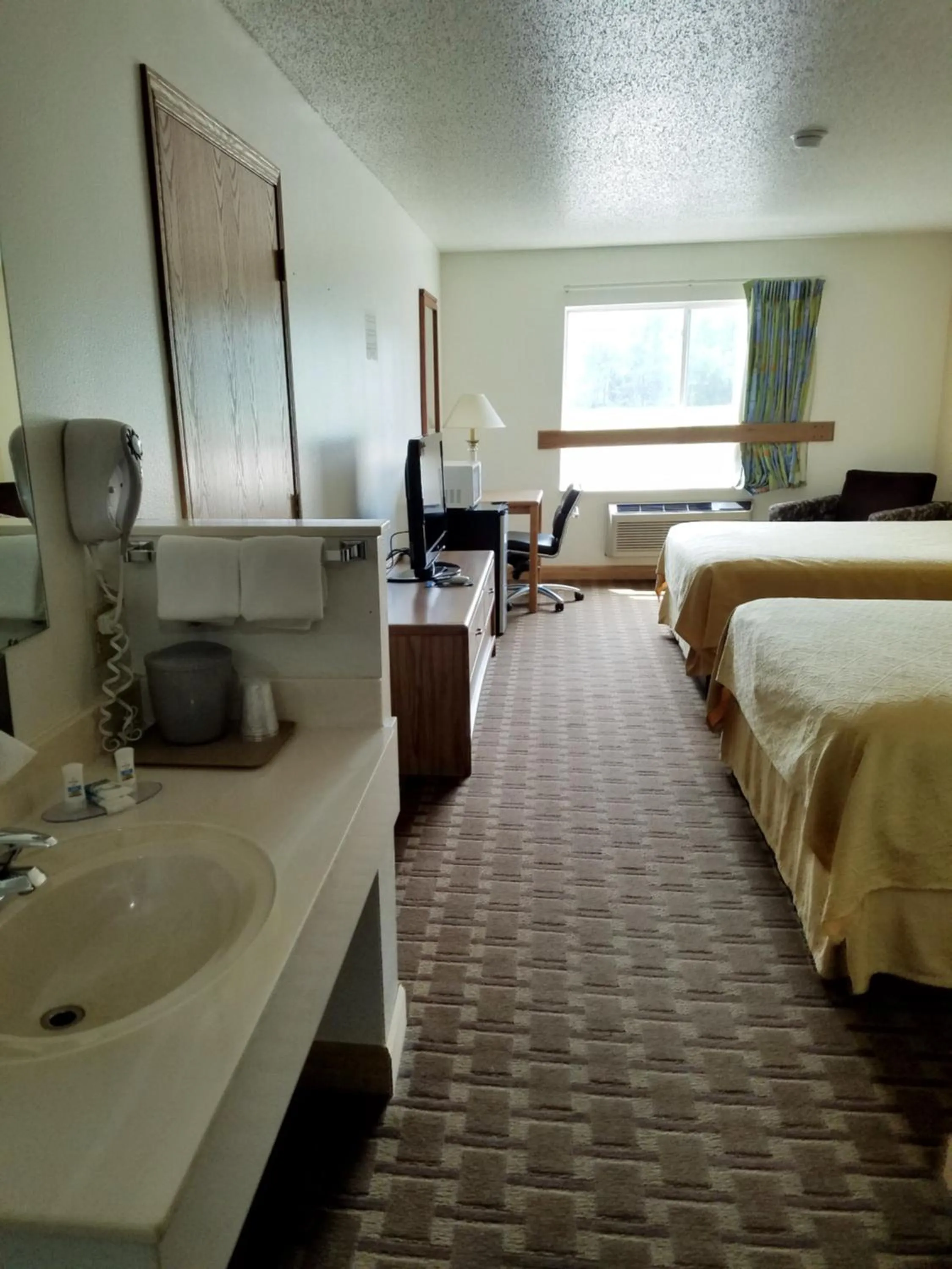 Photo of the whole room, Bed in Inn of the Pines