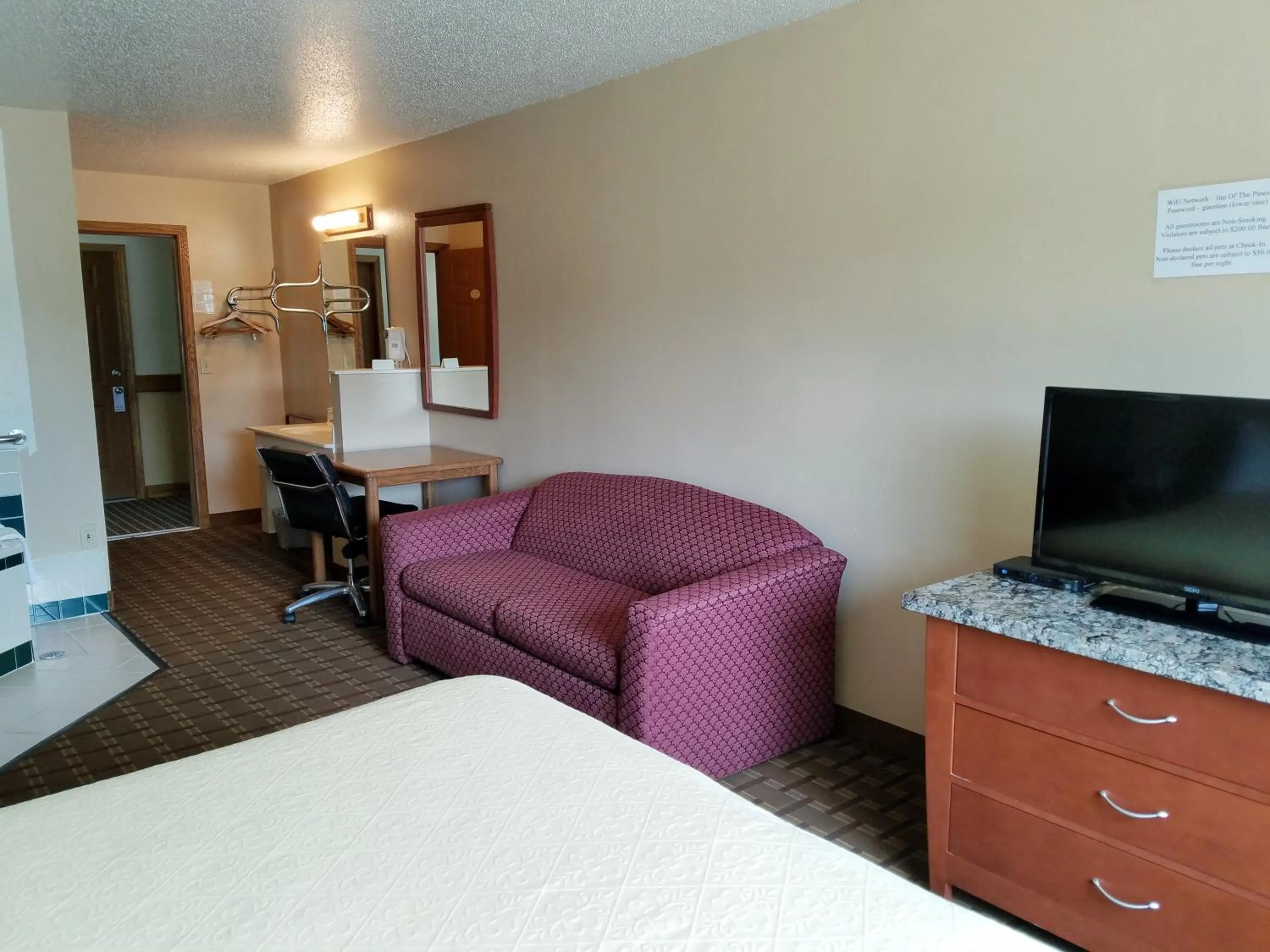 Seating area, Bed in Inn of the Pines