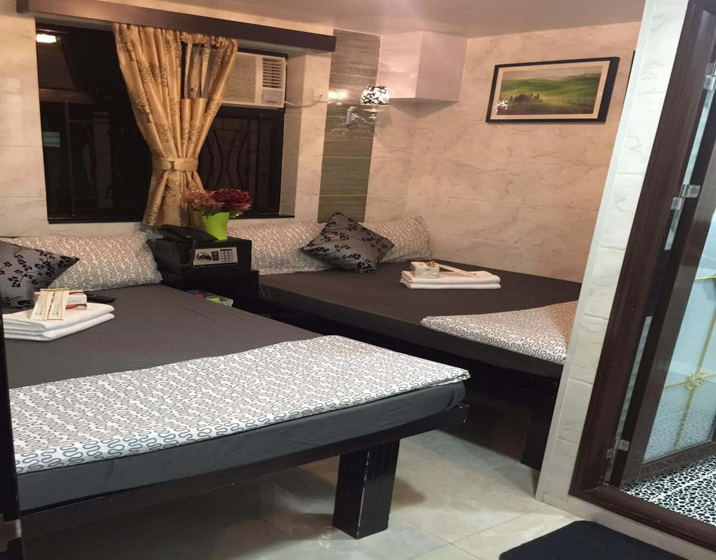 Decorative detail, Bed in Hi-Inn