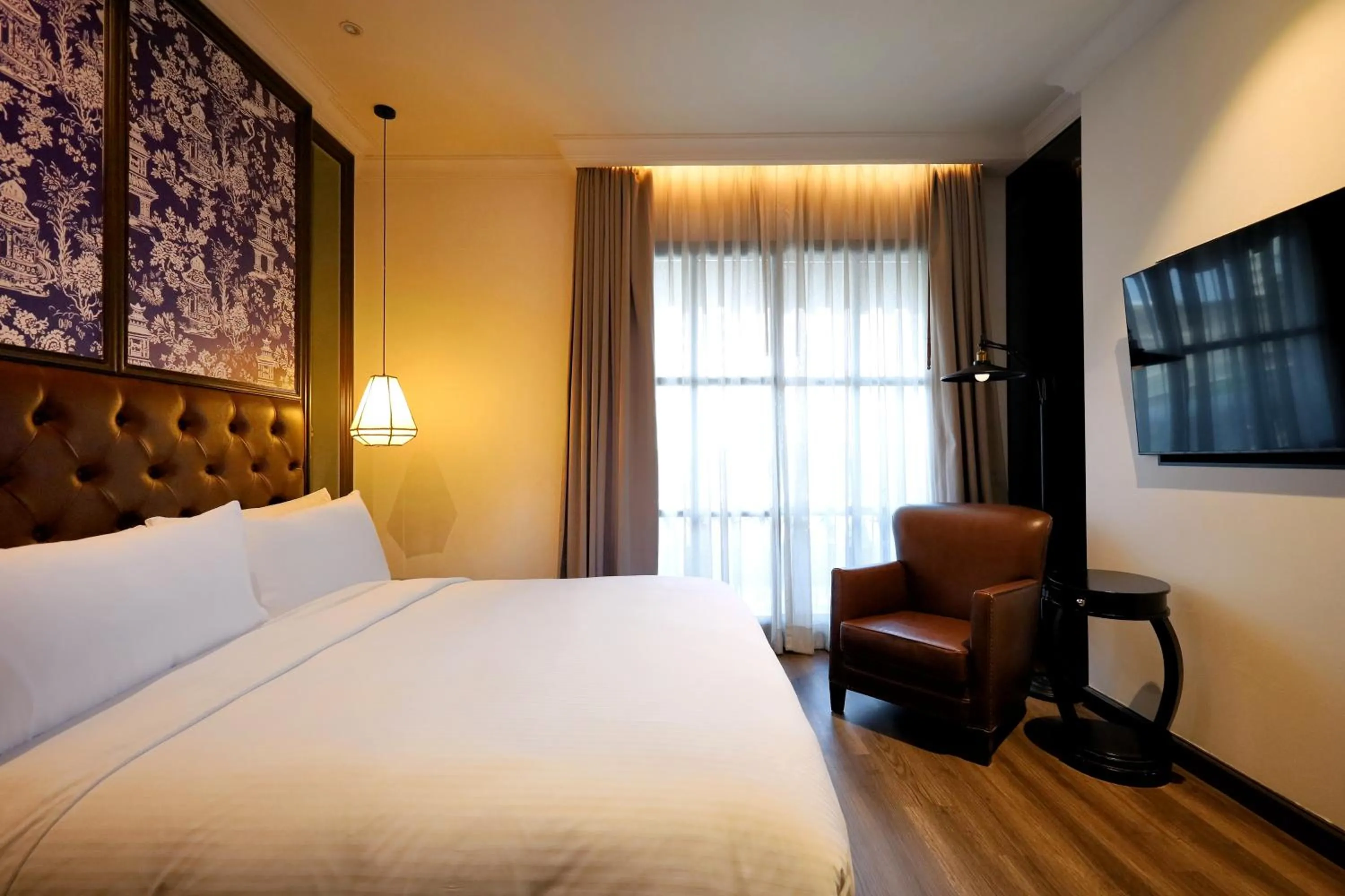 Bed in Metropole, Bangkok, a Tribute Portfolio Hotel by Marriott