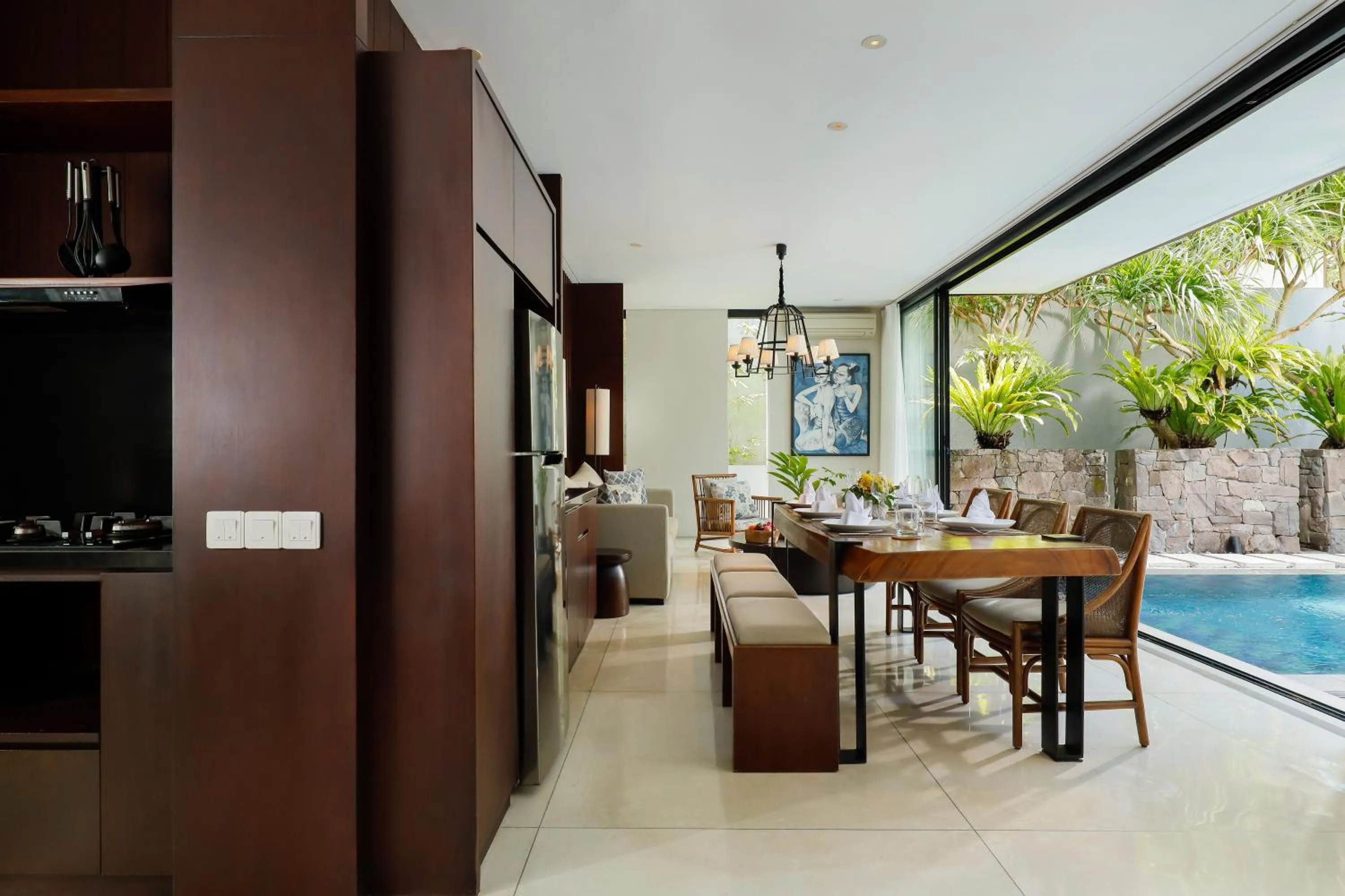 Dining area in Vinila Villas by Nakula