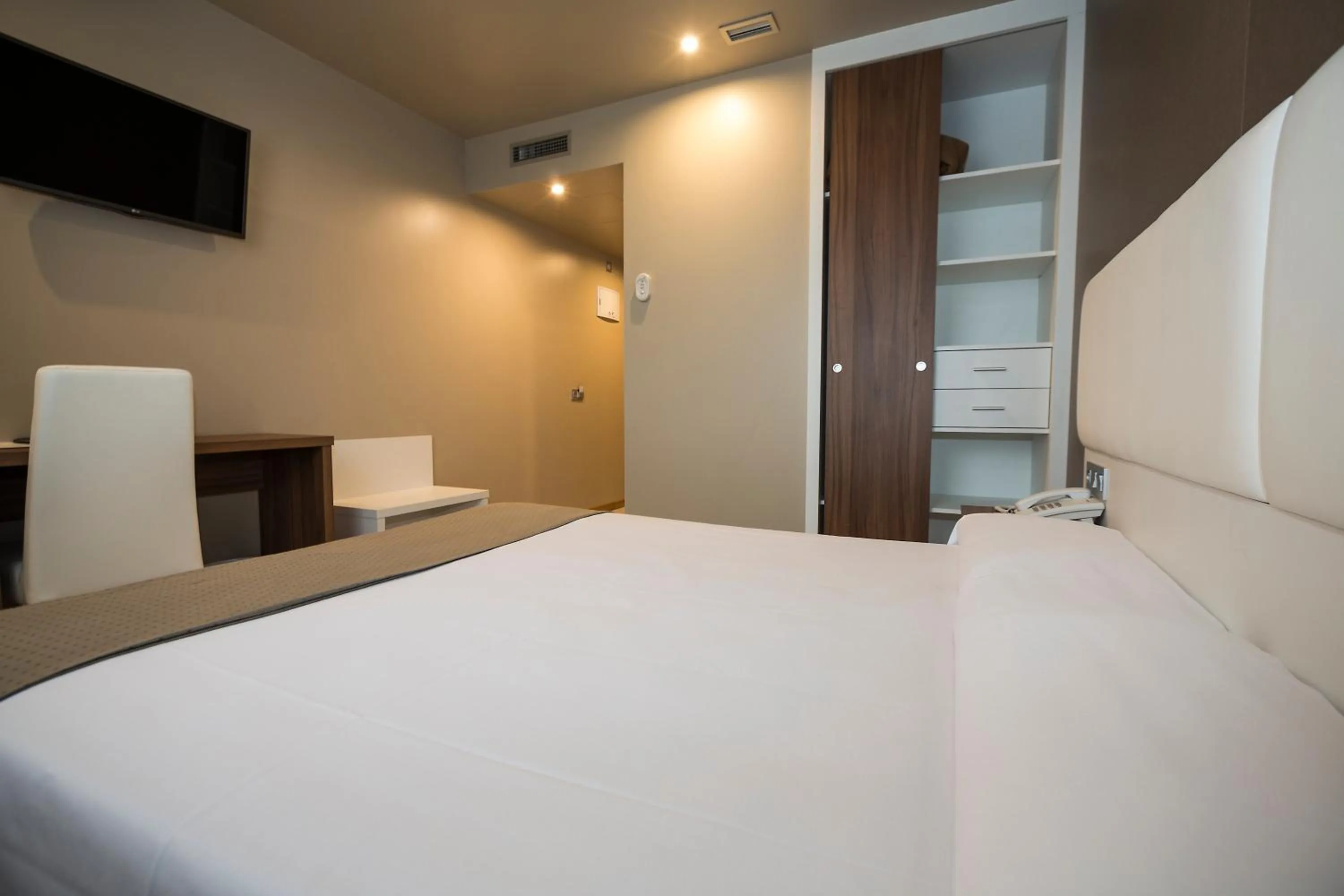 Bedroom, Bed in Hotel la Posada de Roces