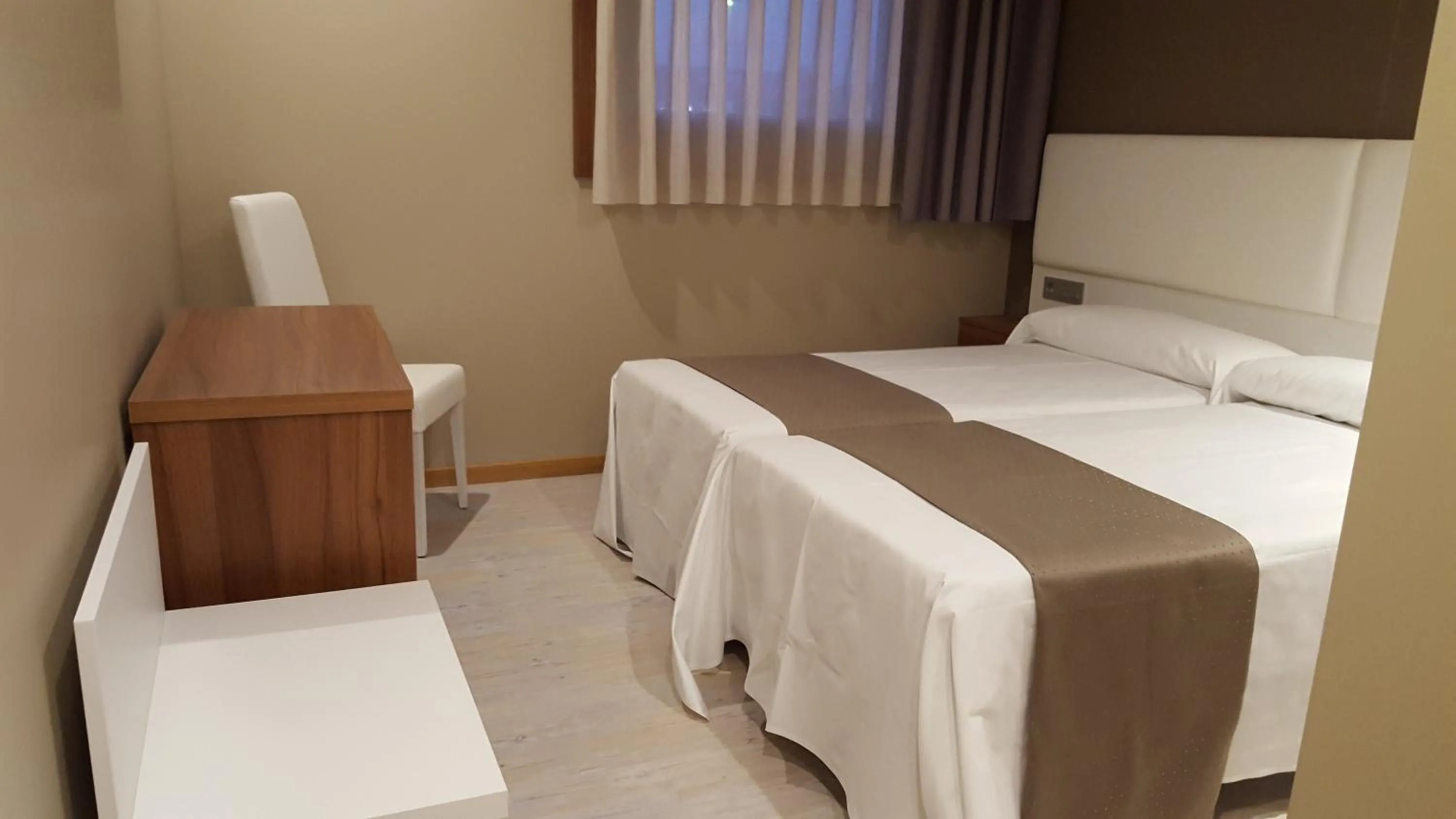 Photo of the whole room, Bed in Hotel la Posada de Roces