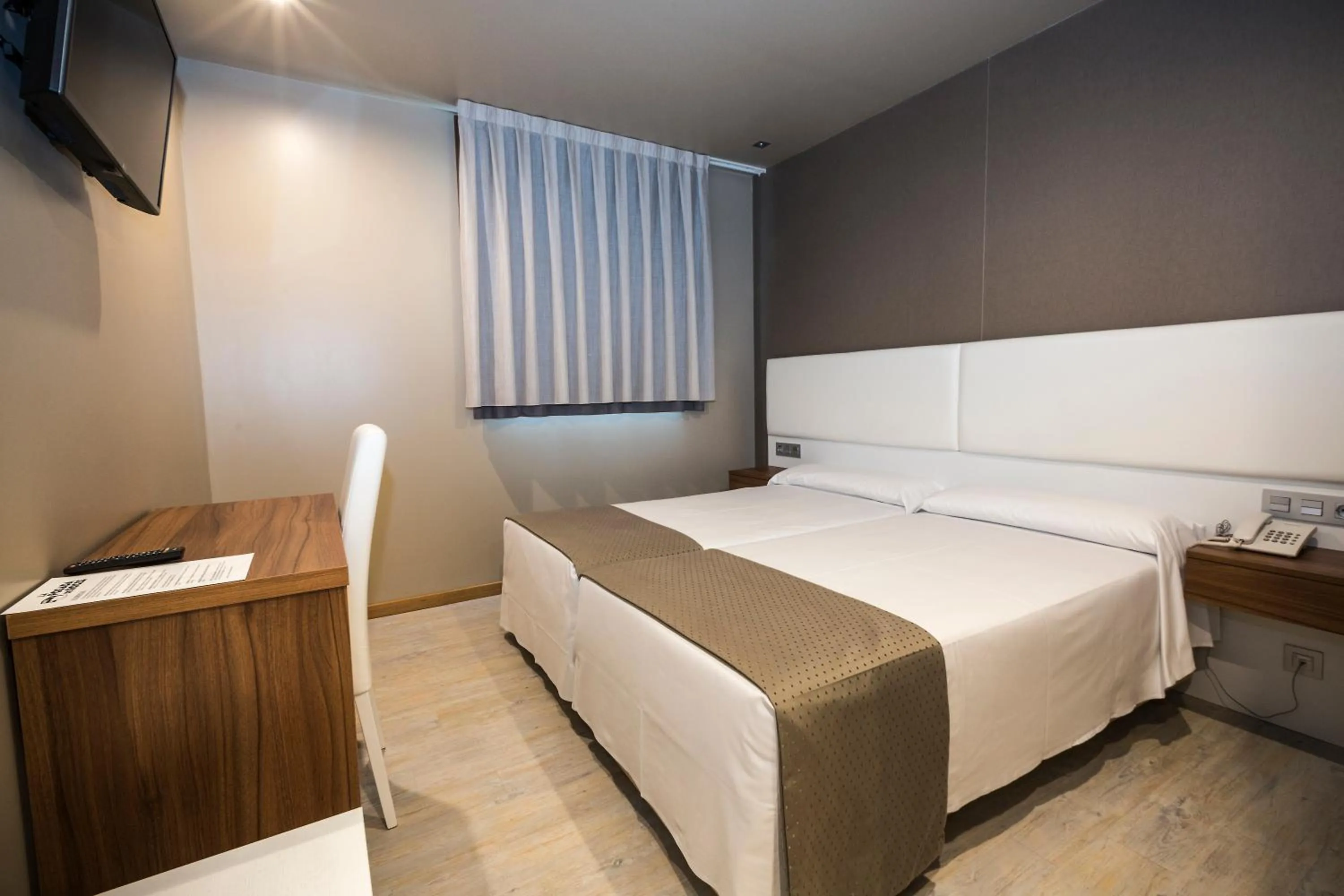 Bedroom, Bed in Hotel la Posada de Roces