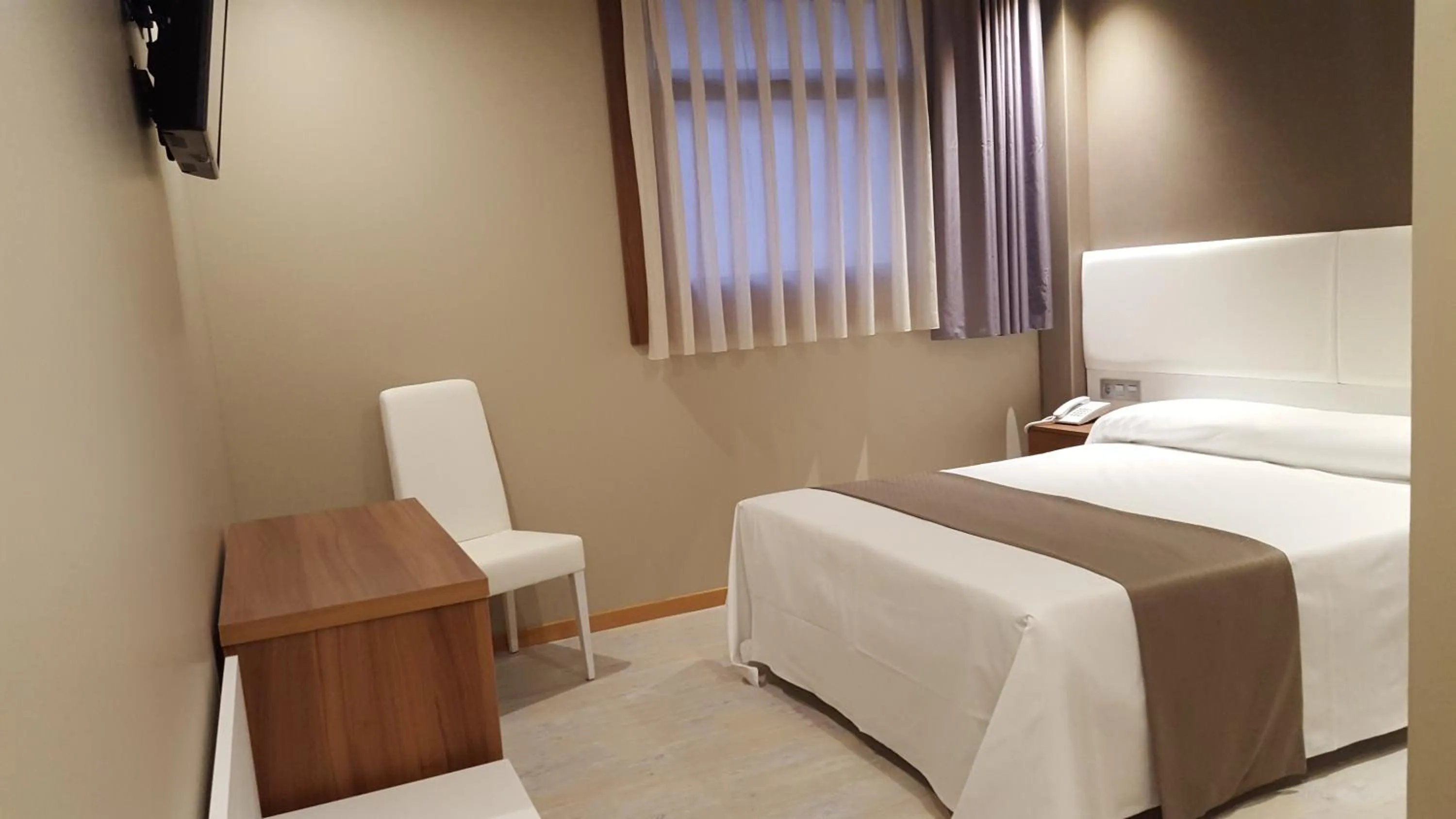 Photo of the whole room, Bed in Hotel la Posada de Roces