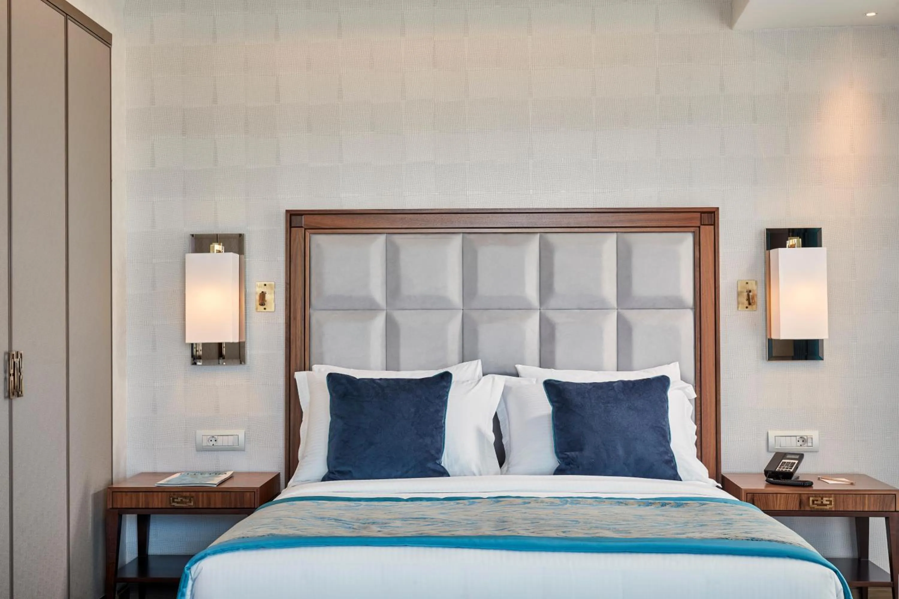 Photo of the whole room, Bed in Electra Metropolis