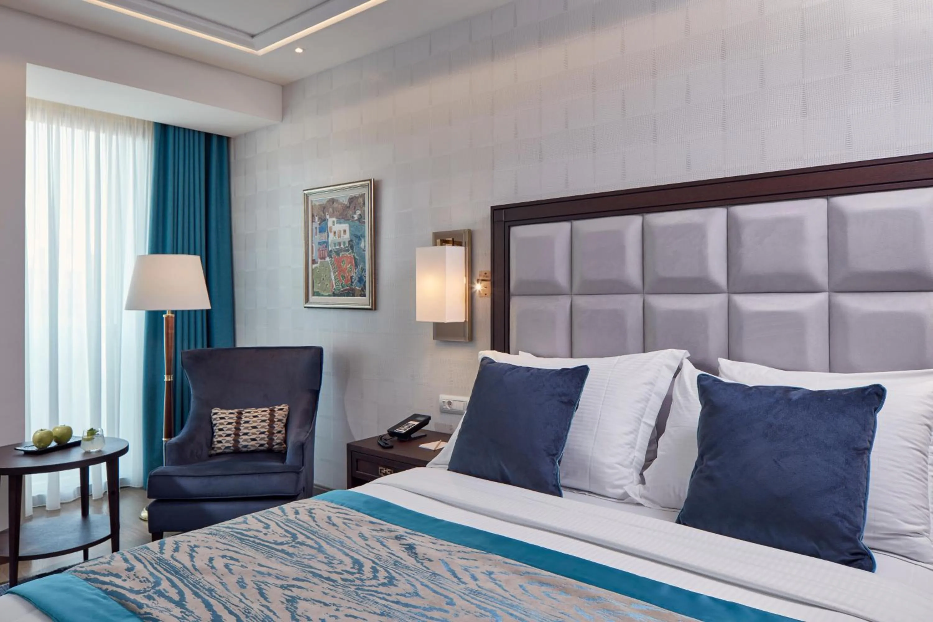 Photo of the whole room, Bed in Electra Metropolis