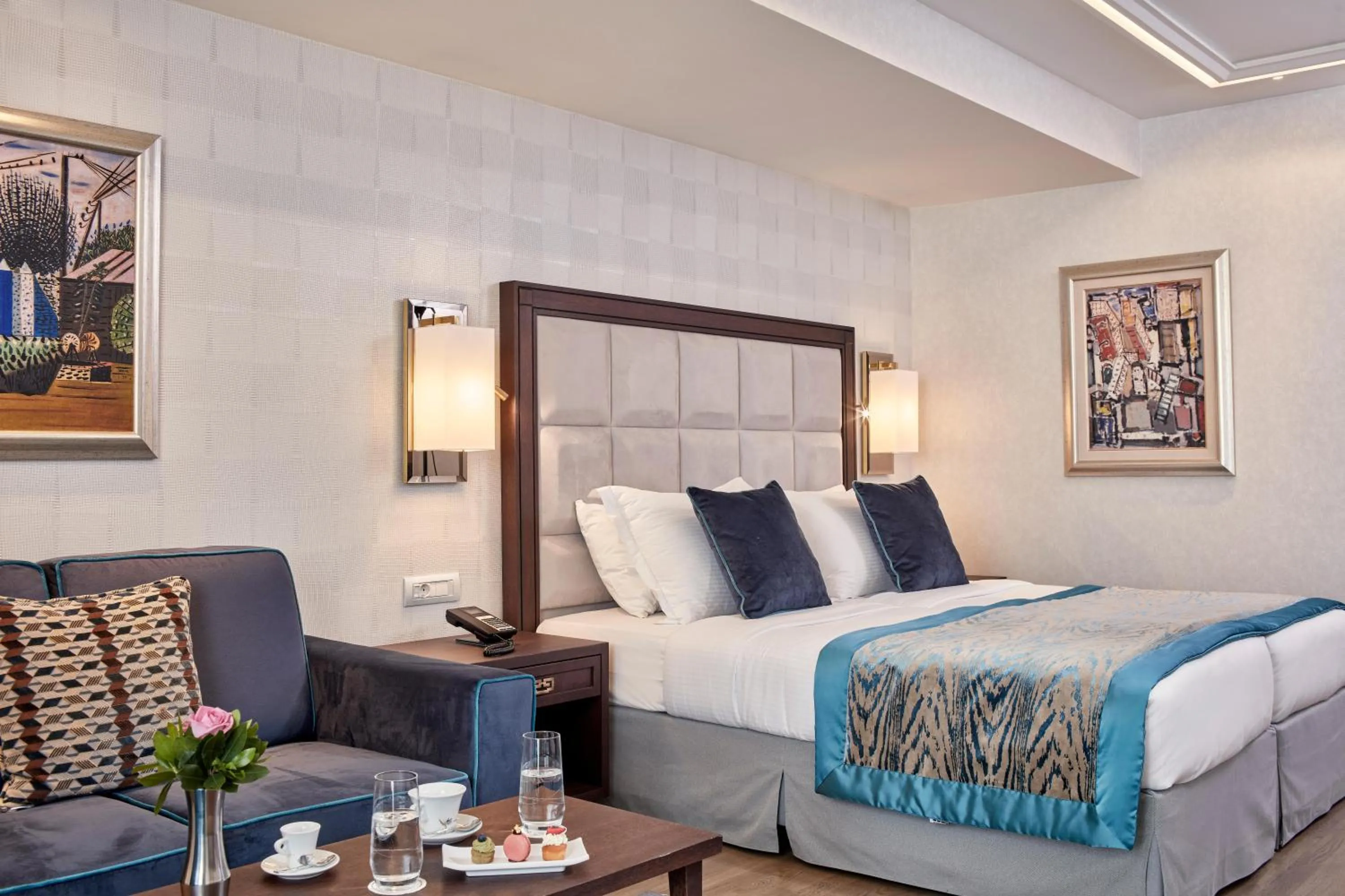 Photo of the whole room, Bed in Electra Metropolis