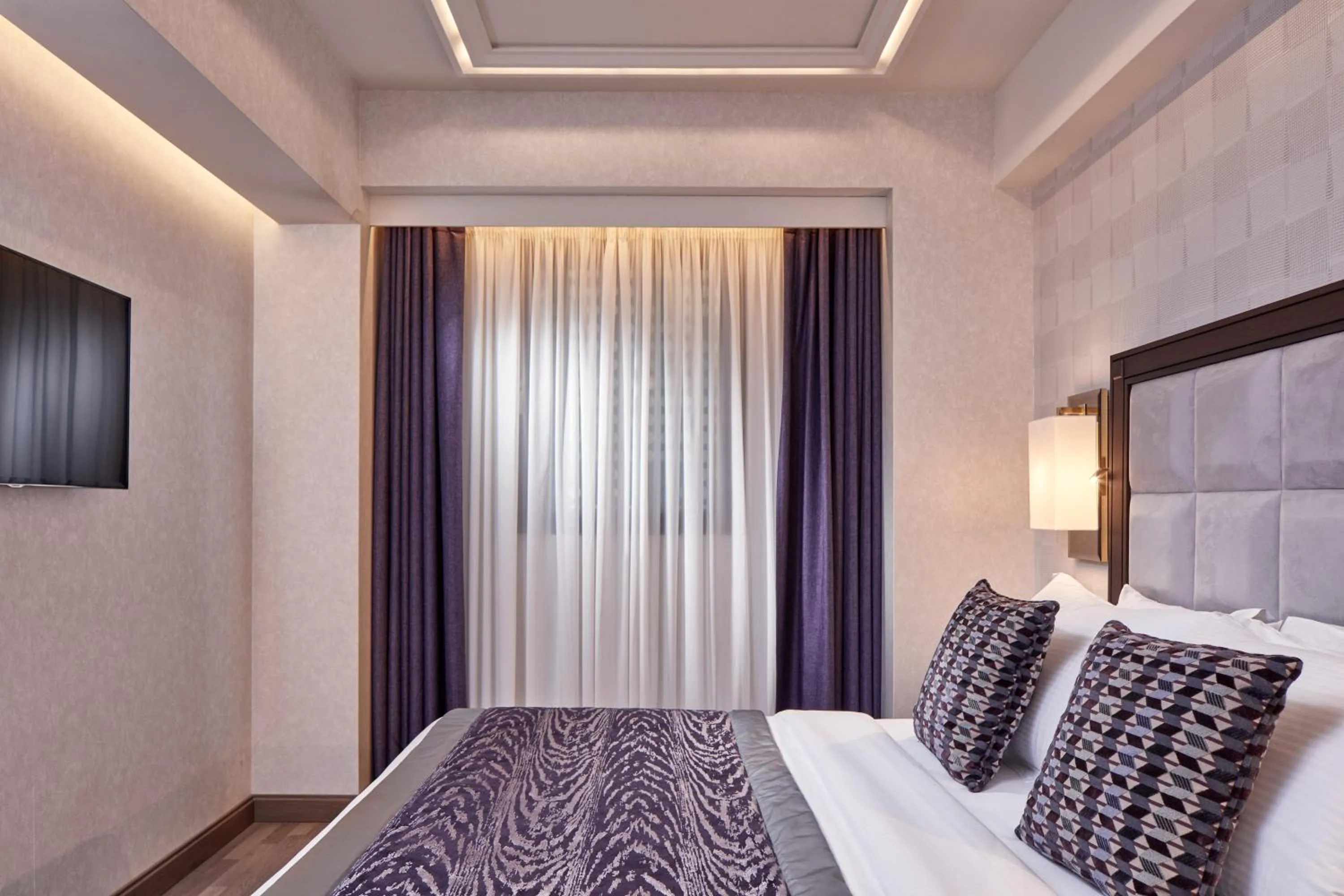 Photo of the whole room, Bed in Electra Metropolis