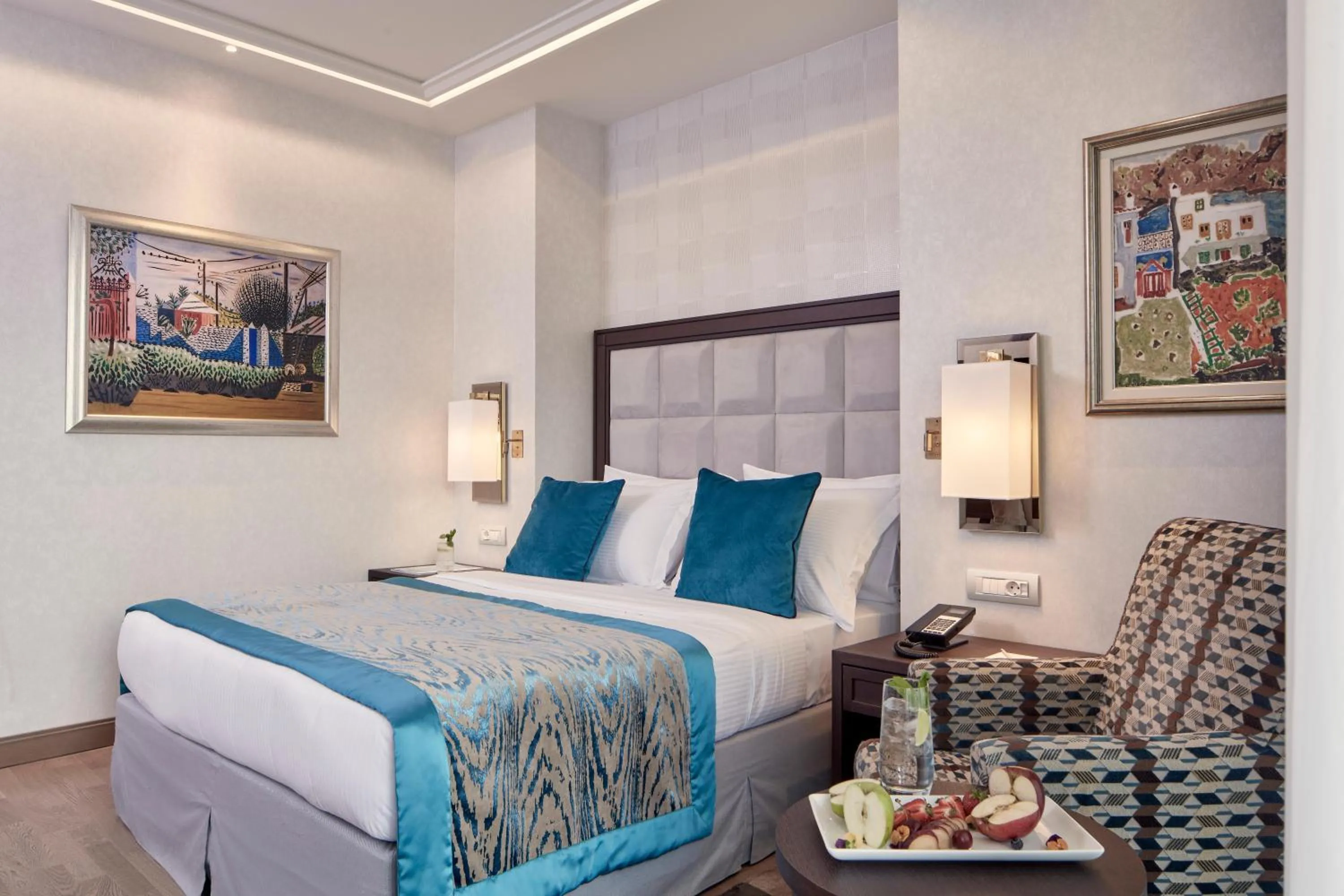 Photo of the whole room, Bed in Electra Metropolis