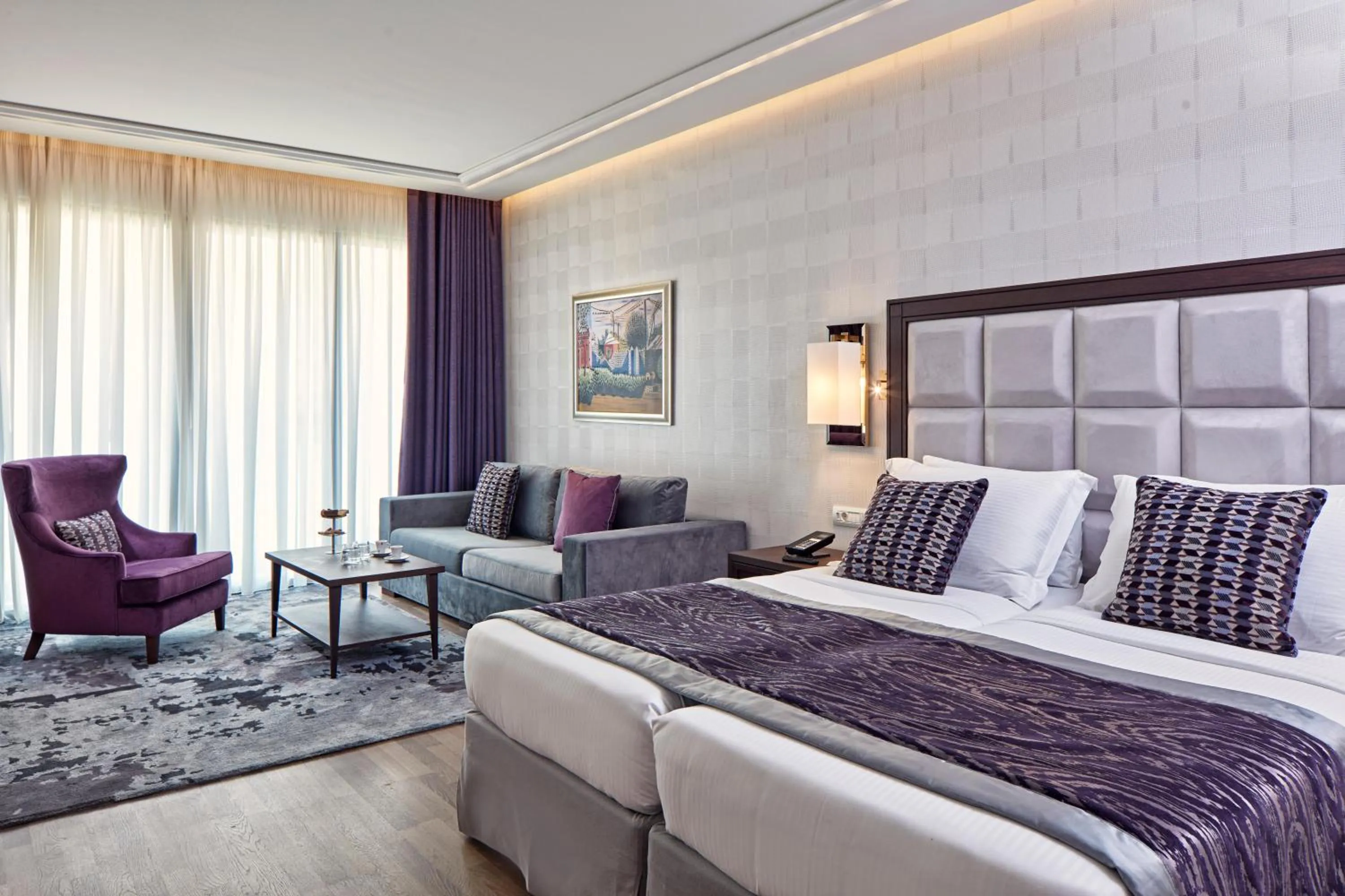 Photo of the whole room, Bed in Electra Metropolis