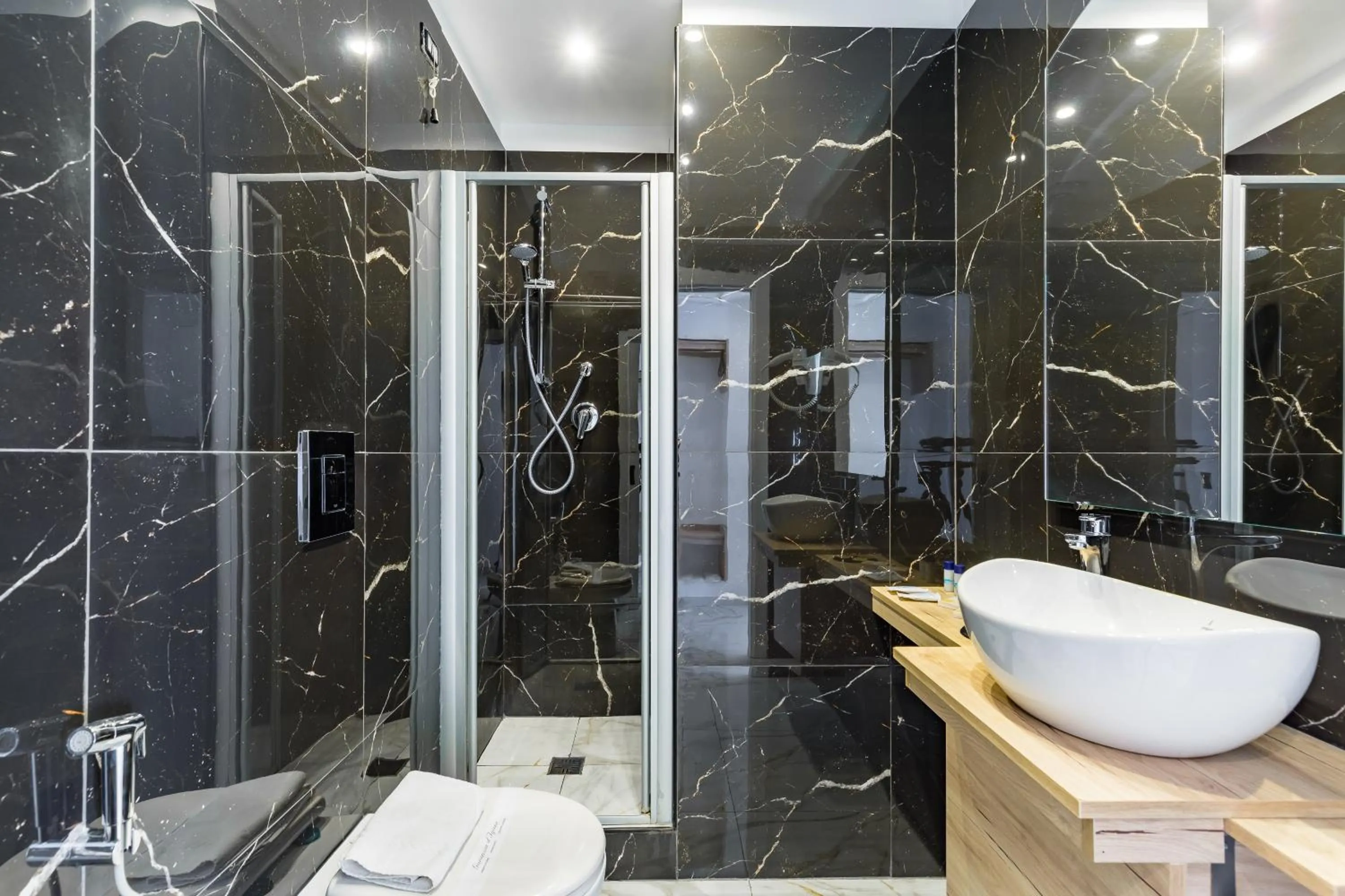 Shower in Hotel Sant'Angelo Palace