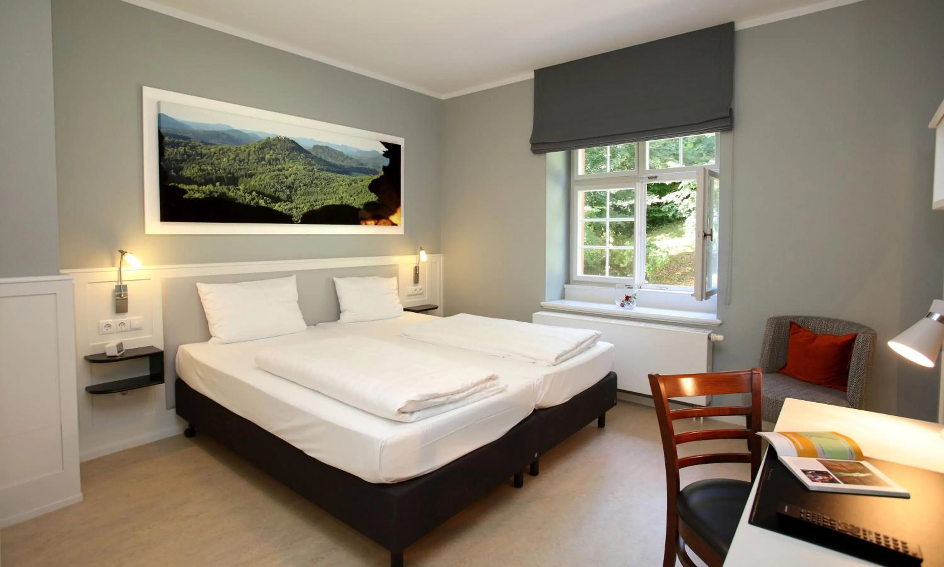 Bed in Jugendstilhotel Trifels