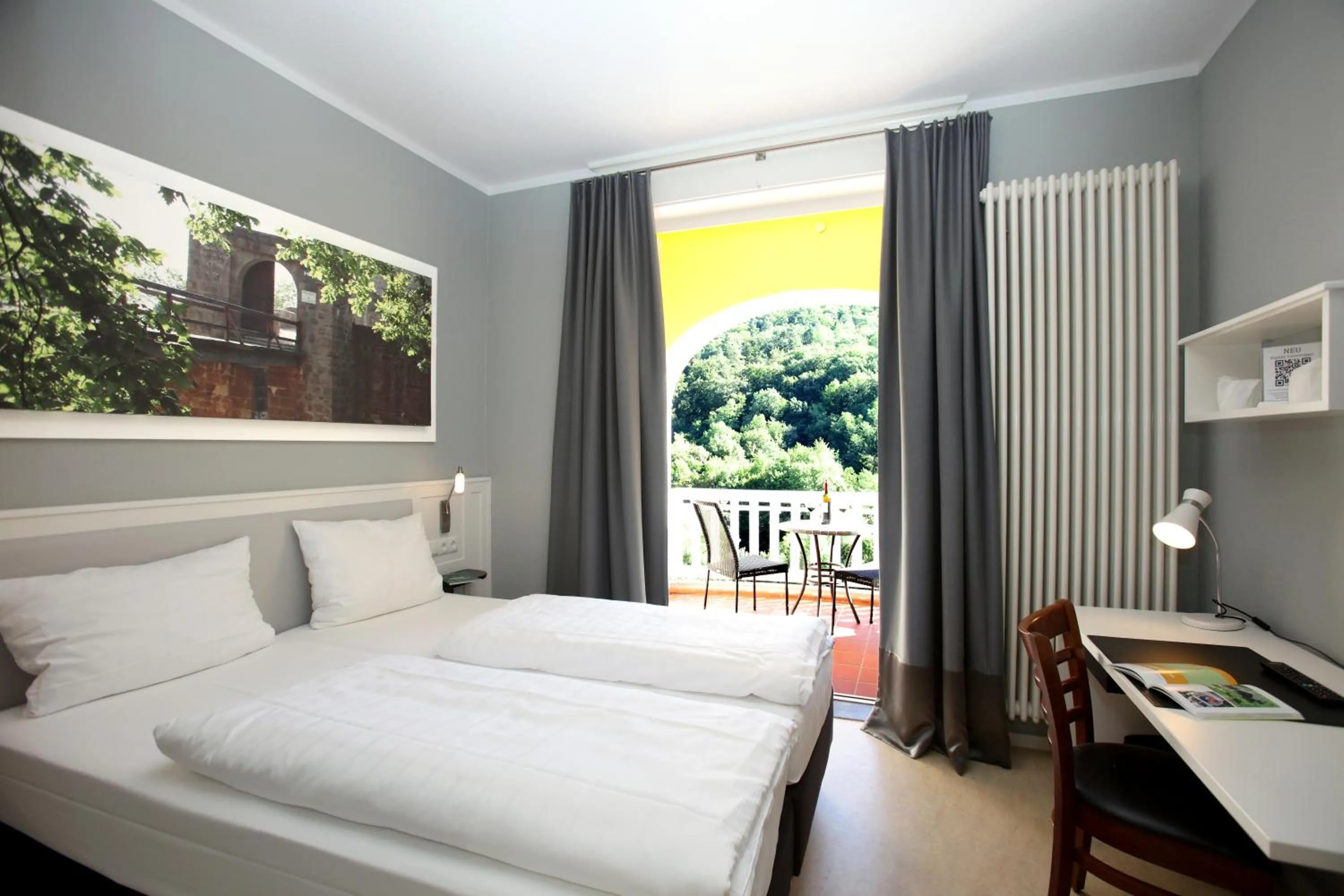 Bed in Jugendstilhotel Trifels