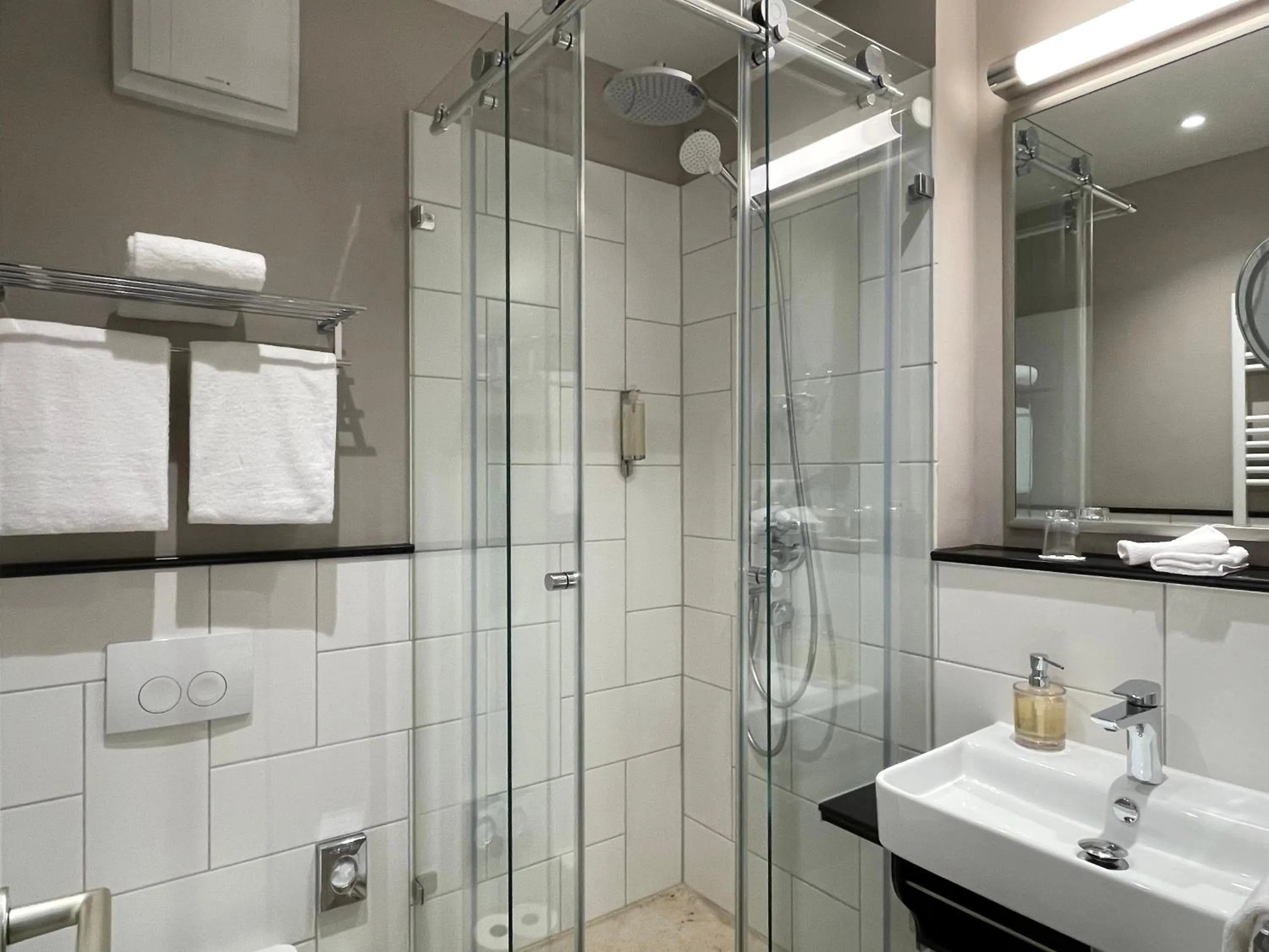 Shower in Jugendstilhotel Trifels