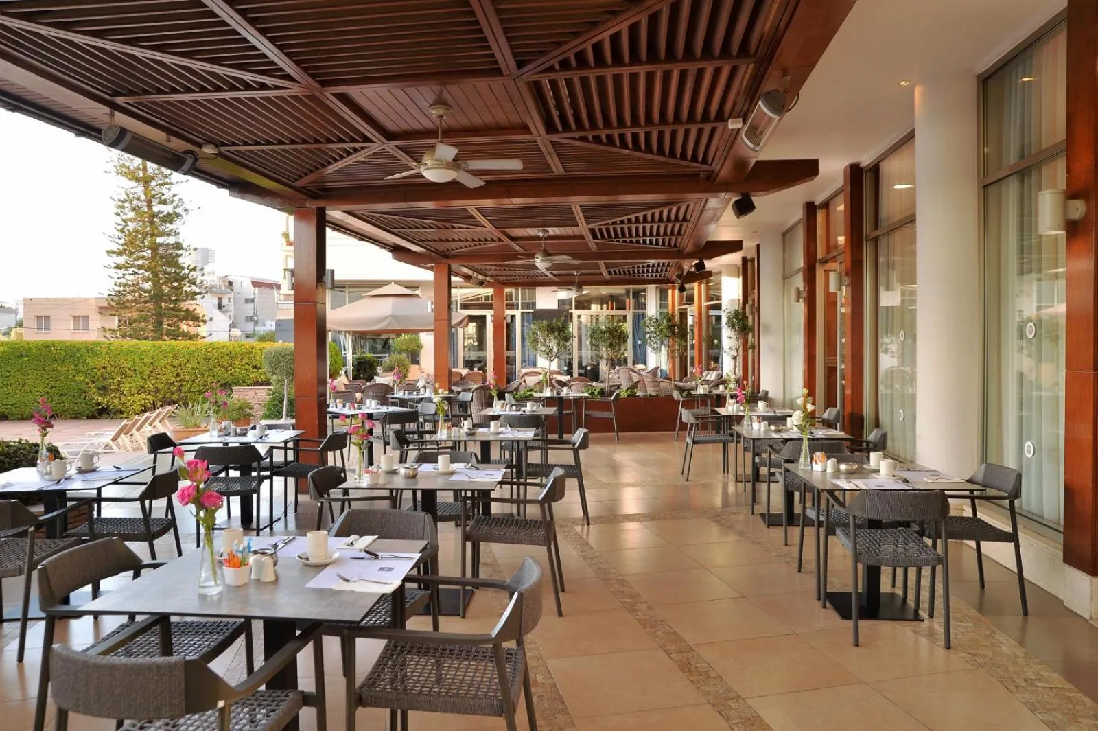 Restaurant/places to eat in Ajax Hotel