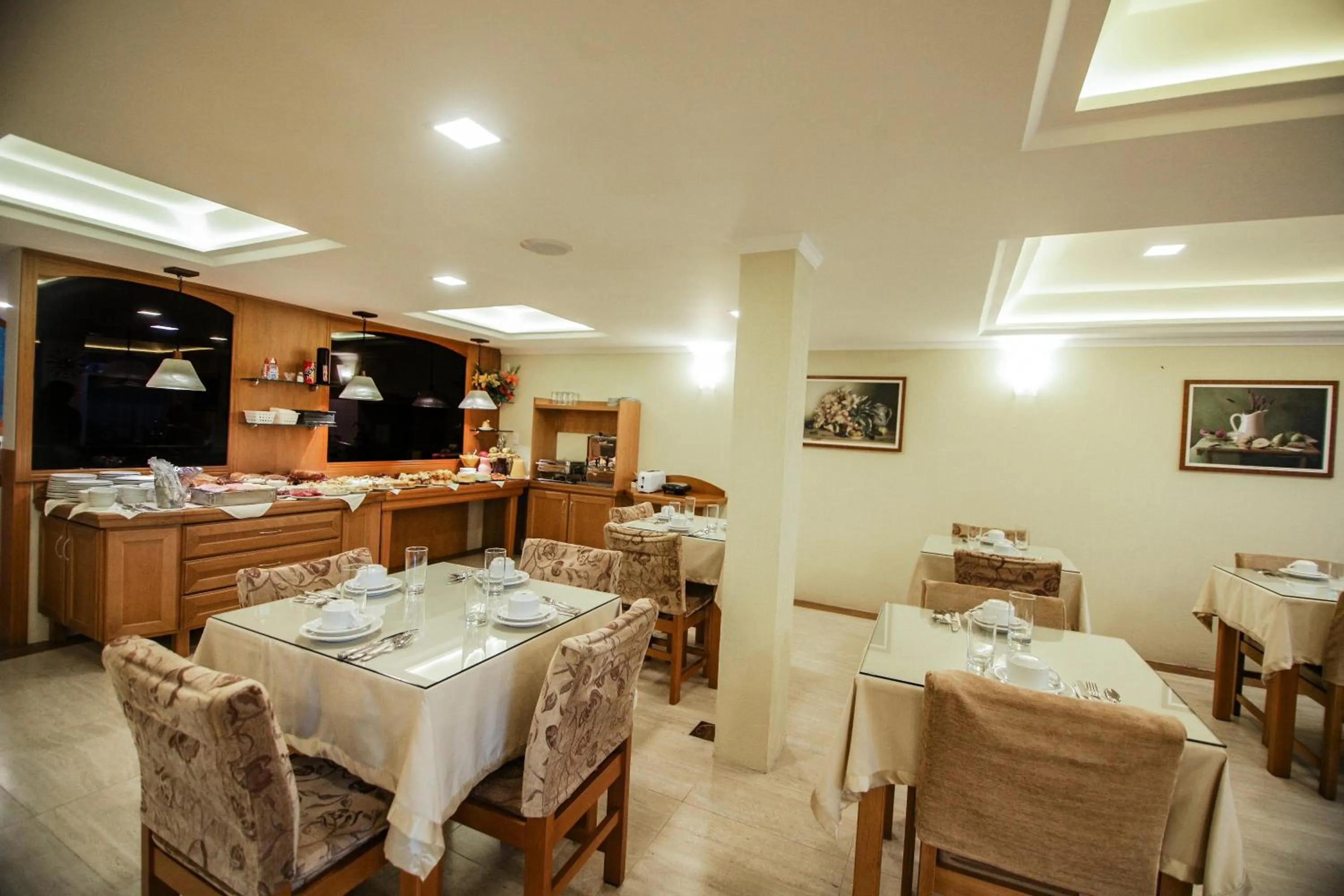 Restaurant/places to eat in Pousada Das Papoulas