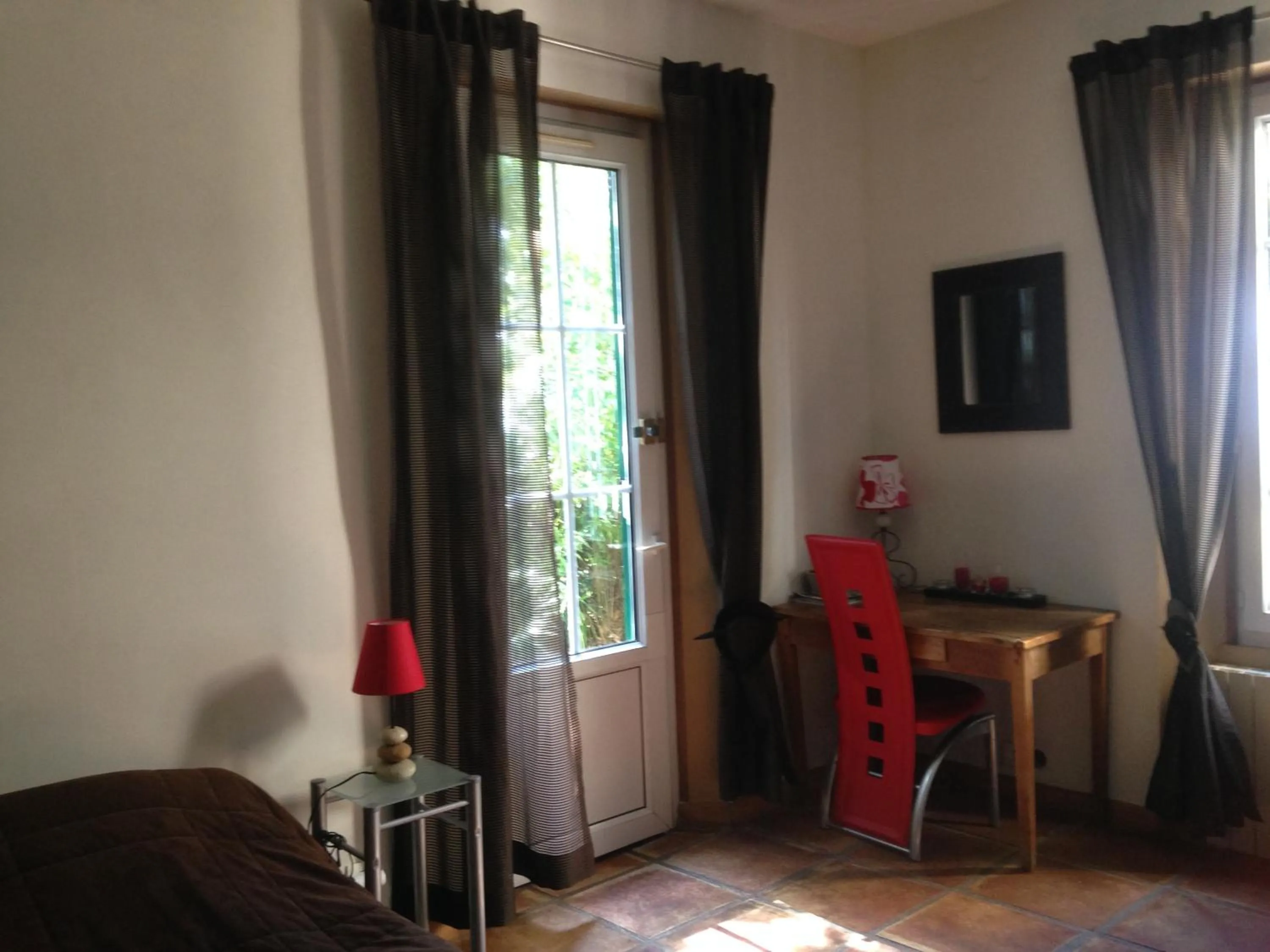 Photo of the whole room in La Mandarinette