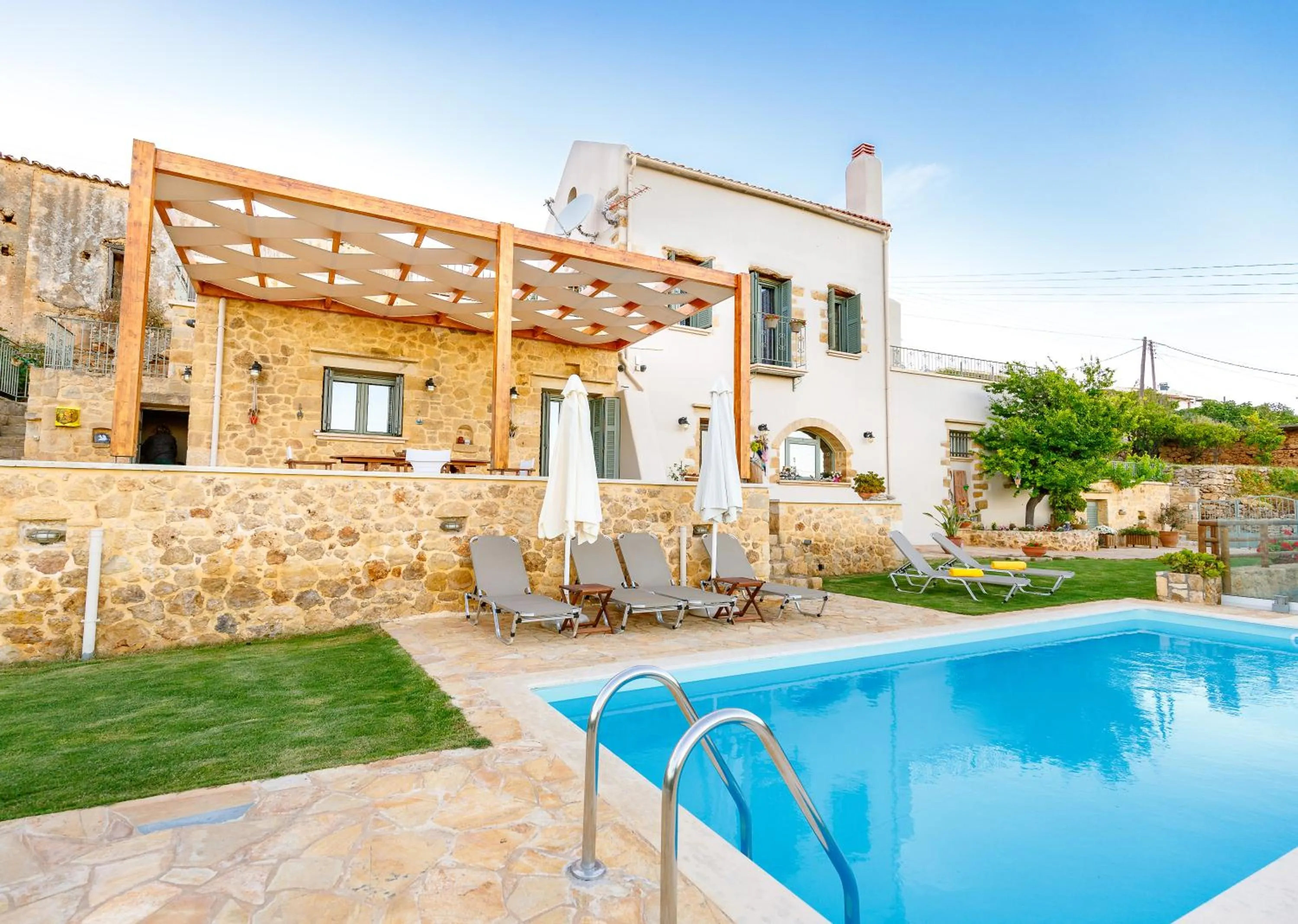 Property building in Villa Panareti