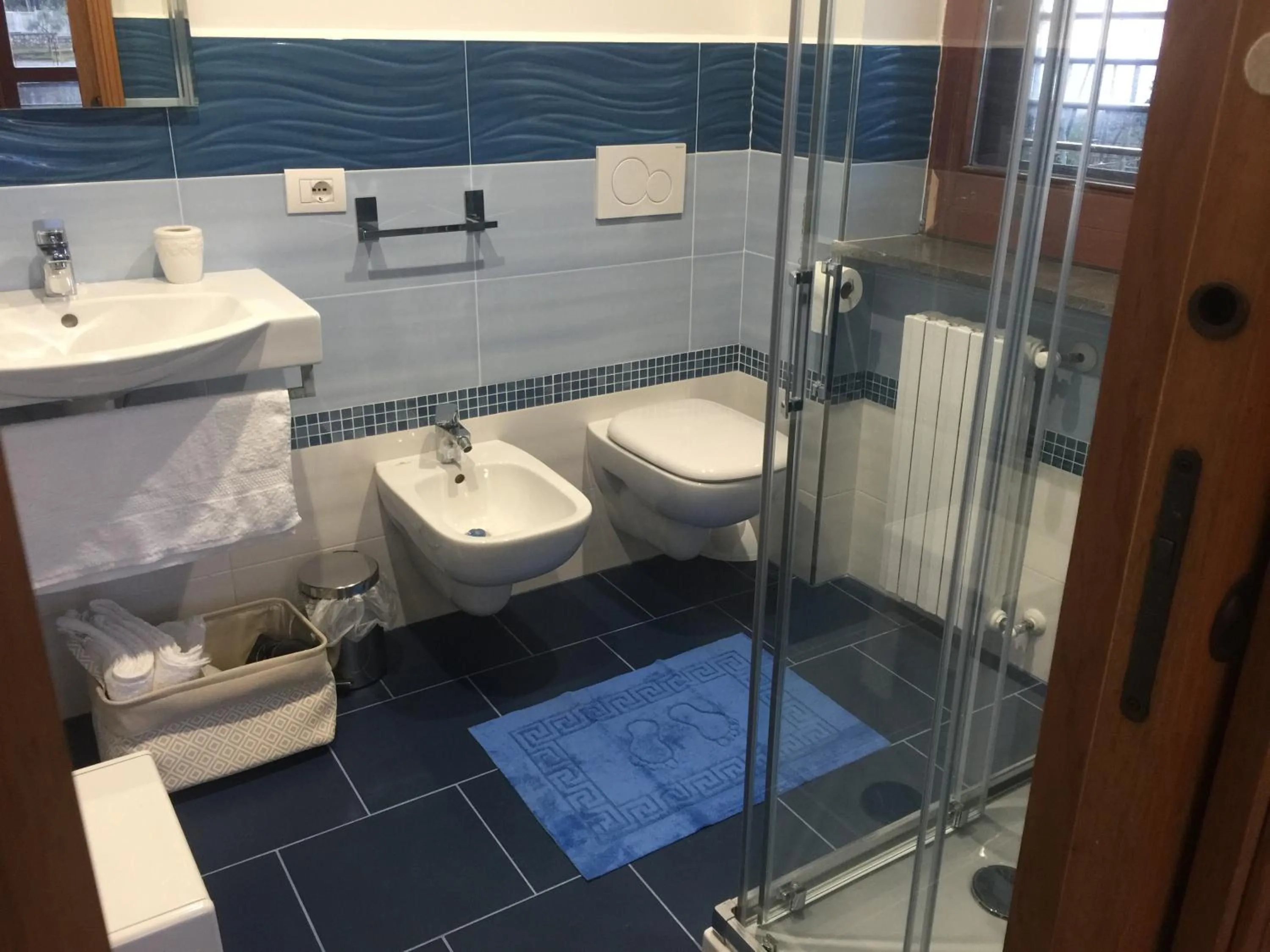 Bathroom in Bed and Lemons