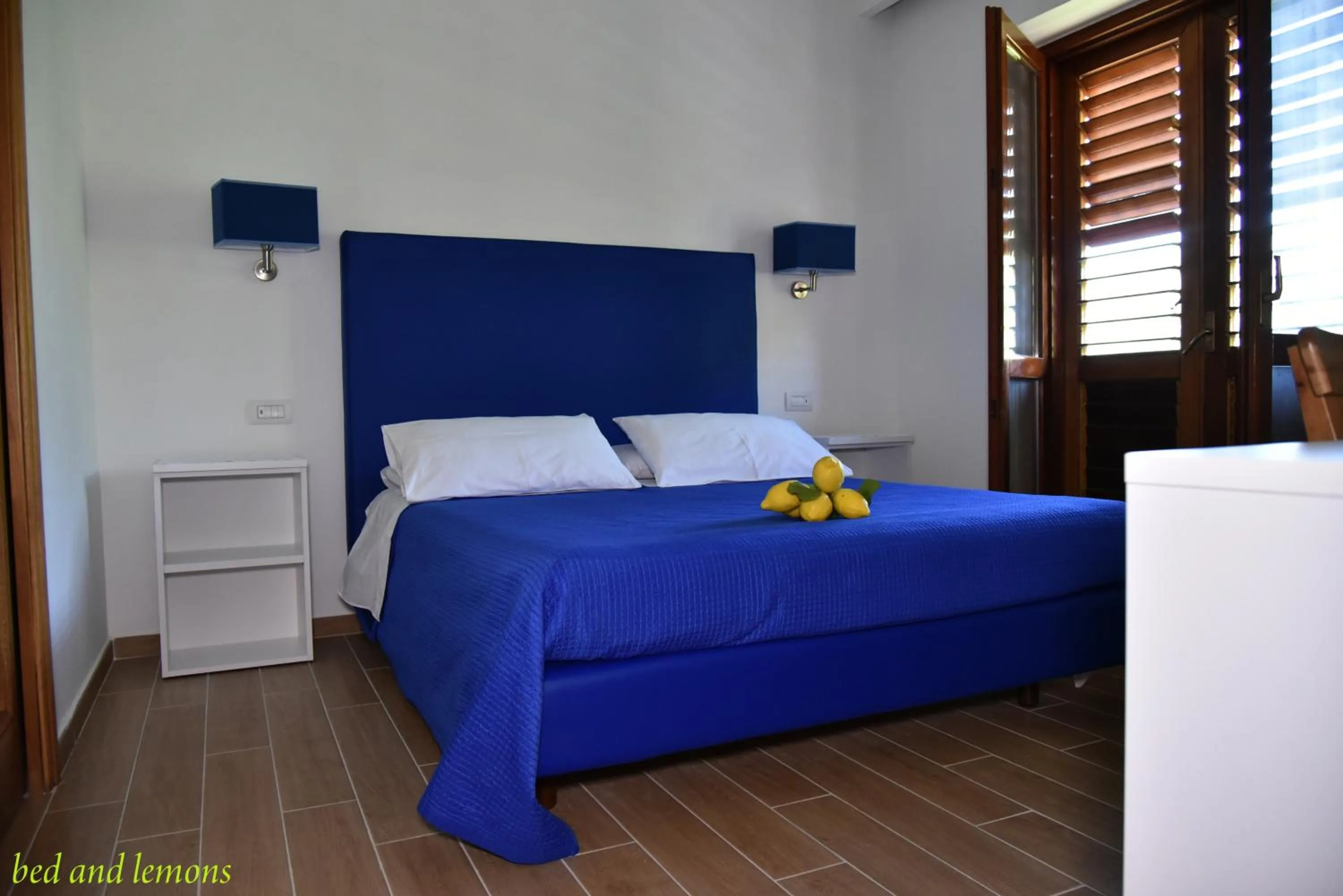 Photo of the whole room, Bed in Bed and Lemons