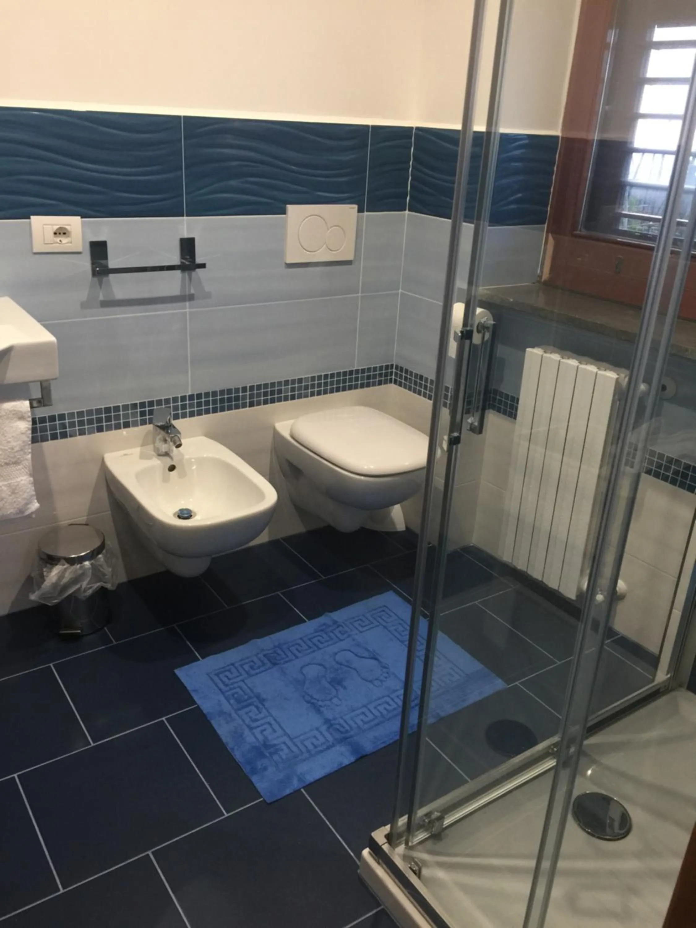 Bathroom in Bed and Lemons