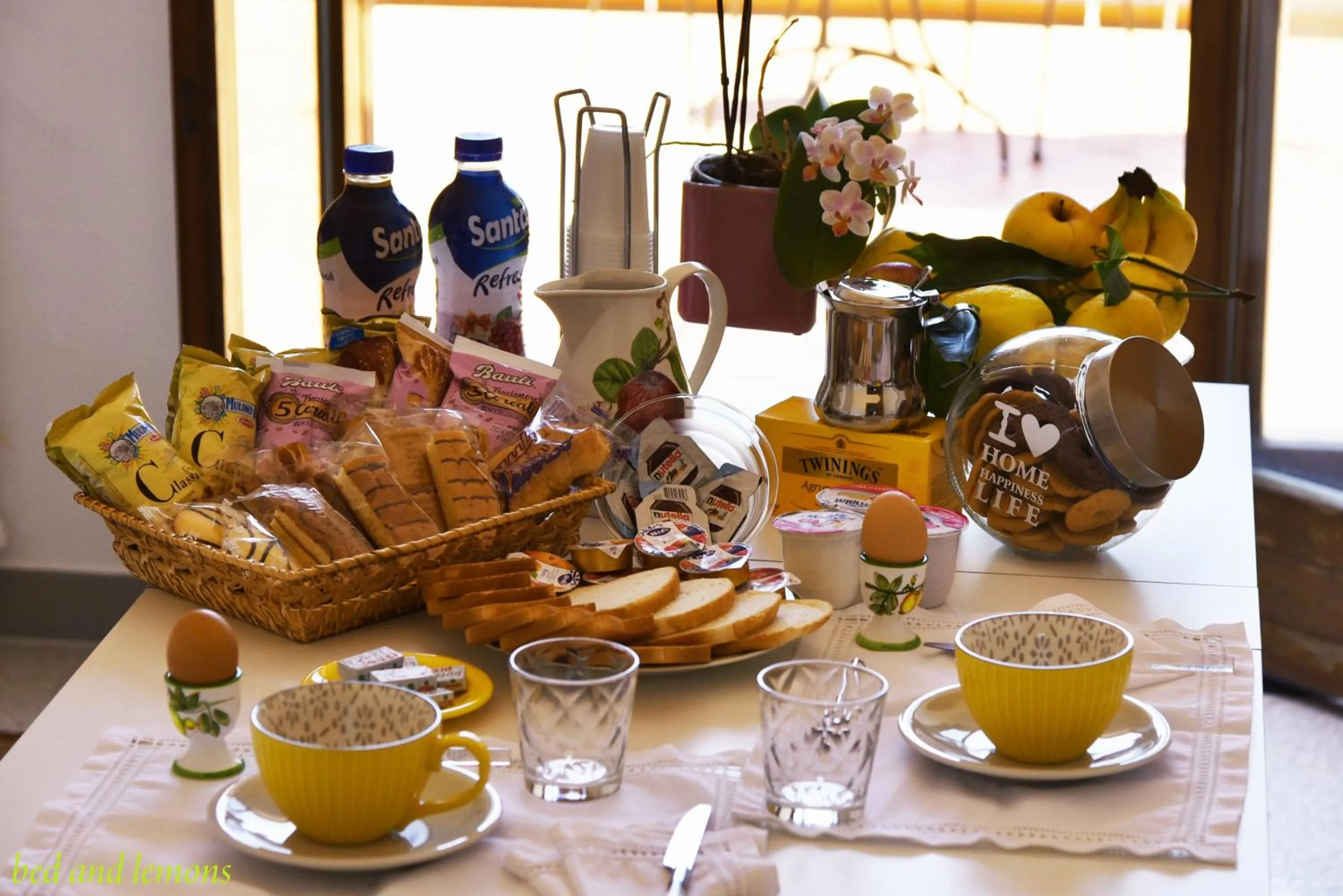 Food and drinks in Bed and Lemons